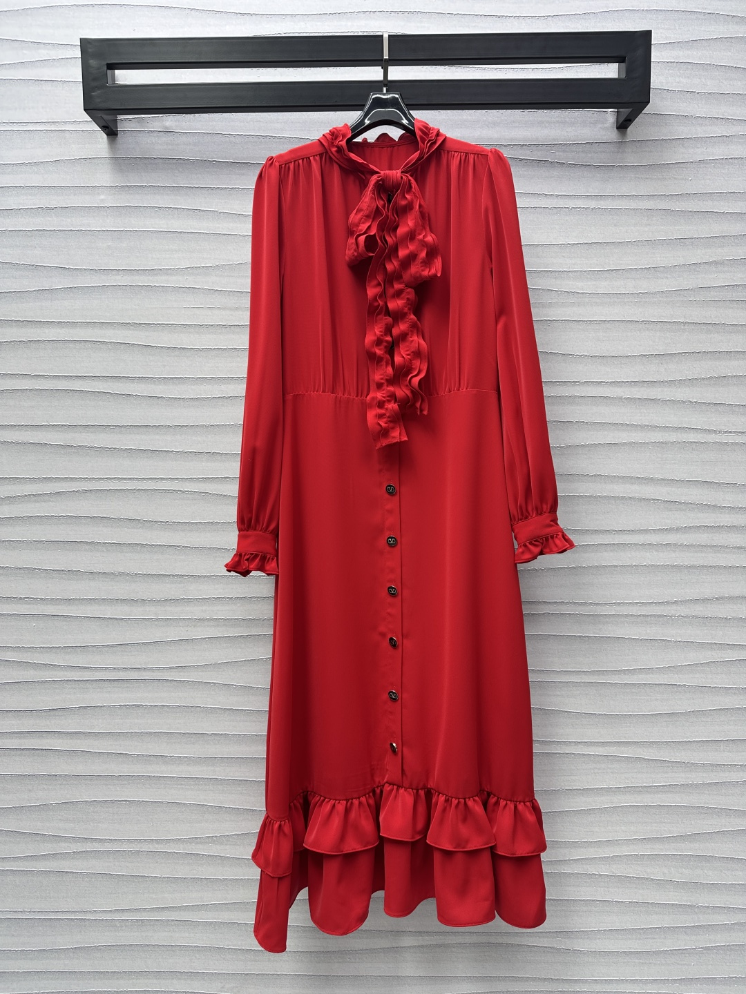 NO:296010,Valentin*2025 new product lace lace dress custom YB imported twill thick material breathable and comfortable, red festive atmosphere, wavy lace adjustment of the neckline, cuffs and skirts, fungus lace design, add layering of the shape, showing dignity and gorgeousness, matched with the center axis logo round button embellishment, highlighting the brand tone, high-end and atmospheric level, surface auxiliary materials development, shirt dress tailoring, modify the overall line proportions, versatile dresses in all seasons, autumn and winter layering, spring and summer single wear, the first choice for high-end temperament, high-end, valentino, skirts, shirts, alexander wang19860909Valentin*2025新品上架花边系带连衣裙定制YB进口斜纹稠材质 透气垂顺舒适 红满满岁末喜庆节日氛围 领口饰以波浪形花边系带调节处理 袖口与裙摆叠加木耳花边设计 增添造型层次感 尽显端庄华丽感 搭配中轴徽标圆扣点缀装饰 彰显品牌调性 高端大气上档次 面辅料开发 衬衫连衣裙剪裁 沿用褶皱修饰整体线条比例 四季百搭连衣裙 秋冬叠穿春夏单穿 高级气质穿搭首选 高版本,,valentino,skirts,shirts,alexander wang,Women's clothing