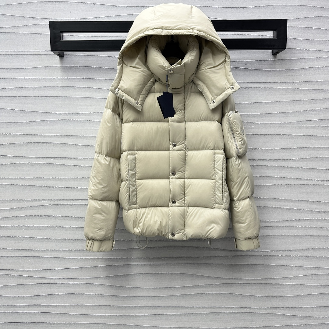 NO:296001,Prad*2025 new product is on the shelves of the shelves, with a detached hooded pocket down jacket customized YB imported nylon material, waterproof and windproof, white goosevelt filled with inner lining, light and warmth, use the detachable hooded stand collar two-wear design concept, add a sense of styling, classic rectangular bar embossing treatment, warmth-proof function, full of all aspects, zippered pocket decoration on the outside of the arm, iconic triangular metal logo embellishment, highlight the brand tone, surface auxiliary material development, hooded zippered down jacket tailoring, high-end and low-key, successfully get rid of dullness, integrating warmth and fashionable, first choice for fashionable down jackets in autumn and winter, filling standard: national standard 90 velvet, filling: white goosevelt, high-end version 2 colors 48-56,,prada, jackets & coats, down jacket,hats,alexander wang19860909Prad*2025新品上架拆卸连帽口袋羽绒服定制YB进口尼龙材质 防水防风 白鹅绒填充内里 轻盈保暖 沿用可拆卸连帽立领两穿设计理念 增添造型层次感 经典长方条形压纹处理 御寒保暖功能面面俱到 手臂外侧拉链式口袋装饰 标志性三角金属徽标点缀 彰显品牌调性 面辅料开发 连帽拉链羽绒外套剪裁 穿搭高级低调成功摆脱沉闷 集保暖与时髦一体 秋冬时尚羽绒服首选 充绒标准:国标90绒 充绒物:白鹅绒 高版本2色48-56,,prada,jackets & coats,down jacket,hats,alexander wang,Women's clothing