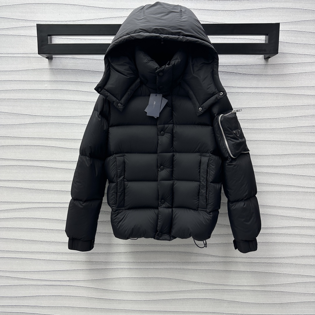 NO:295997,Prad*2025 new product is on the shelves of the shelves, with a detached hooded pocket down jacket customized YB imported nylon material, waterproof and windproof, white goosevelt filled with inner lining, light and warmth, use the detachable hooded stand collar two-wear design concept, add a sense of styling, classic rectangular bar embossing treatment, warmth-proof function, full of all aspects, zippered pocket decoration on the outside of the arm, iconic triangular metal logo embellishment, highlight the brand tone, surface auxiliary material development, hooded zippered down jacket tailoring, high-end and low-key, successfully get rid of dullness, integrating warmth and fashionable, first choice for fashionable down jackets in autumn and winter, filling standard: national standard 90 velvet, filling: white goosevelt, high-end version 2 colors 48-56,,prada, jackets & coats, down jacket,hats,alexander wang19860909Prad*2025新品上架拆卸连帽口袋羽绒服定制YB进口尼龙材质 防水防风 白鹅绒填充内里 轻盈保暖 沿用可拆卸连帽立领两穿设计理念 增添造型层次感 经典长方条形压纹处理 御寒保暖功能面面俱到 手臂外侧拉链式口袋装饰 标志性三角金属徽标点缀 彰显品牌调性 面辅料开发 连帽拉链羽绒外套剪裁 穿搭高级低调成功摆脱沉闷 集保暖与时髦一体 秋冬时尚羽绒服首选 充绒标准:国标90绒 充绒物:白鹅绒 高版本2色48-56,,prada,jackets & coats,down jacket,hats,alexander wang,Women's clothing