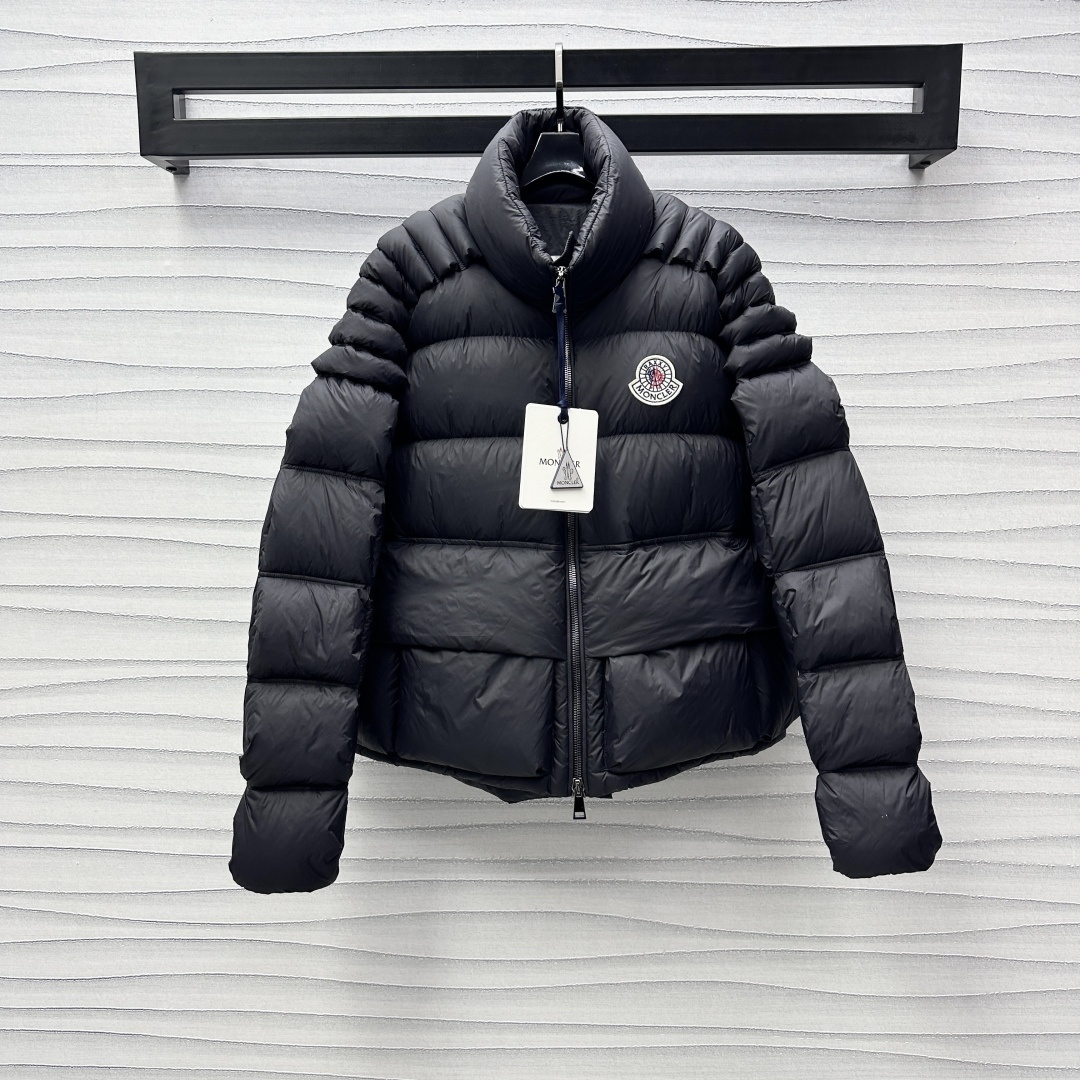 NO:297299,Moncle*2025 new product stand-alone embossed down jacket customized with custom YB imported windproof and waterproof nylon material, white goose velvet filled with inner light and light and warm, front rectangular embossed texture spliced ​​back square embossed design, three-dimensional embossed letters are integrated into it, adding a sense of styling, classic iconic logo patch on the chest, highlighting the brand tone, stand-alone lapels are worn, cold and unique, surface auxiliary materials development, double zipper down jacket cut, integrating warmth and fashionable, getting rid of traditional bloated, first choice for men and women, same fashion down jacket for men and women in autumn and winter, filling standards: national standard 90 velvet, filling stuff: white goose, high version 0-4,, jackets & coats, down jacket, alexander wang19860909Moncle*2025新品上架立领压花羽绒服定制YB进口防风防水尼龙材质 白鹅绒填充内里 轻薄保暖 前幅长方压纹肌理拼接后幅方格压纹设计 立体压花字母融入其中 增添造型层次感 胸前经典标志性徽标贴布章仔装饰 彰显品牌调性 立领翻领两穿 御寒又别出心裁 面辅料开发 双拉链羽绒外套剪裁 集保暖与时髦一体 摆脱传统臃肿感 秋冬男女同款时尚羽绒服首选 充绒标准:国标90绒 充绒物:白鹅 高版本0-4,,jackets & coats,down jacket,alexander wang,Women's clothing