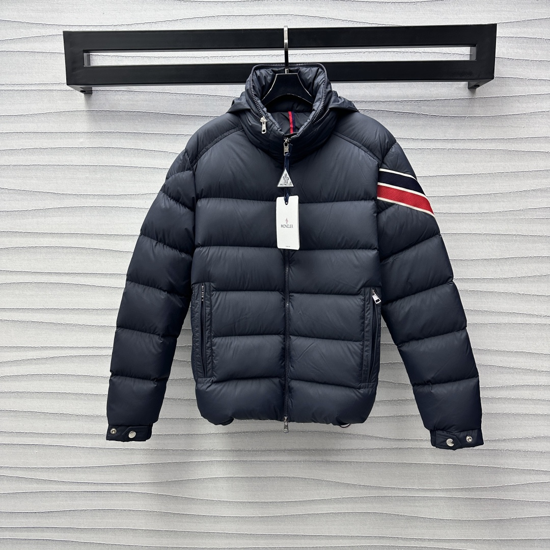 NO:295994,Moncle*2025 new product is available for shelves. Customized YB imported nylon material. White goose down jacket with filling inner lining. Light and warm. It can hide the hooded stand collar two-way zipper slit design to add layering. Rectangular bar embossing treatment. The iconic logo patch on the outside of the arm contrasting striped webbing embellishment. Shows the brand tone and presents a low-key and high-end sense. Symmetrical zipper pocket decoration. Warm and warm and practical and stylish. Face and auxiliary materials development. Stand collar double zipper down jacket tailoring. Integrate warmth and fashionable. The first choice for fashionable down jackets in autumn and winter. Filling standard: national standard 90 velvet. Filling stuff: white goose down high version 1-5, down jacket, hats, alexander wang19860909Moncle*2025新品上架 可隐藏连帽织带羽绒服定制YB进口尼龙材质 白鹅绒填充内里 轻盈保暖 沿用可隐藏连帽立领双向拉链开衩设计 增添造型层次感 长方条形压纹处理 手臂外侧标志性徽标贴布撞色条纹织带点缀装饰 彰显品牌调性 呈现低调高级感 对称拉链口袋装饰 御寒保暖实用有型 面辅料开发 立领双拉链羽绒服剪裁 集保暖与时髦一体 秋冬时尚羽绒服首选 充绒标准:国标90绒 充绒物:白鹅绒 高版本1-5,,down jacket,hats,alexander wang,Women's clothing