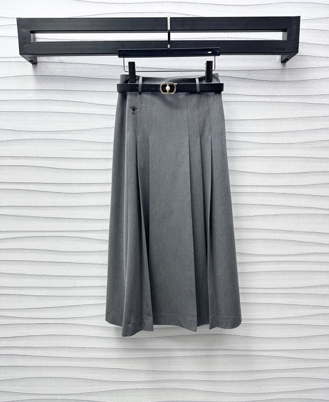 NO:297290,Dio*2025 new product is on the shelves of belt pleated skirts, customized YB imported suit material, presenting a smooth and smooth appearance, the iron-free process is not easy to wrinkle, neatly styles to modify the body, the pleated skirt hem is fashionable, the walking swaying posture adds nobility, waist and hips bee CD embroidery logo embellishment, highlighting the brand tone, matched with pearl CD leather belt, adjusting, showing luxurious taste, surface auxiliary materials development, high waist pleated skirt tailoring, black versatile gray retro, daily commuting, casual wear, high version 2 colors,,dior, skirts, business suit, alexander wang19860909Dio*2025新品上架腰带压褶半裙定制YB进口西装材质 呈现光泽垂顺品相 免烫工艺不易皱褶 版型利落修饰身形 压褶裙摆气质时髦 行走摇曳生姿更添高贵 腰胯蜜蜂CD刺绣徽标点缀装饰 彰显品牌调性 搭配珍珠CD皮革腰带融入调节 展现奢华品味 面辅料开发 高腰压褶半身裙剪裁 黑色百搭灰色复古 日常通勤随意驾驭穿搭  高版本2色,,dior,skirts,business suit,alexander wang,Women's clothing