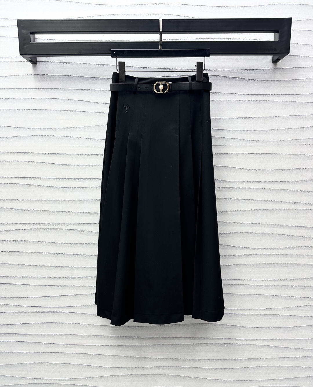 NO:297284,Dio*2025 new product is on the shelves of belt pleated skirts, customized YB imported suit material, presenting a smooth and smooth appearance, the iron-free process is not easy to wrinkle, neatly styles to modify the body, the pleated skirt hem is fashionable, the walking swaying posture adds nobility, waist and hips bee CD embroidery logo embellishment, highlighting the brand tone, matched with pearl CD leather belt, adjusting, showing luxurious taste, surface auxiliary materials development, high waist pleated skirt tailoring, black versatile gray retro, daily commuting, casual wear, high version 2 colors,,dior, skirts, business suit, alexander wang19860909Dio*2025新品上架腰带压褶半裙定制YB进口西装材质 呈现光泽垂顺品相 免烫工艺不易皱褶 版型利落修饰身形 压褶裙摆气质时髦 行走摇曳生姿更添高贵 腰胯蜜蜂CD刺绣徽标点缀装饰 彰显品牌调性 搭配珍珠CD皮革腰带融入调节 展现奢华品味 面辅料开发 高腰压褶半身裙剪裁 黑色百搭灰色复古 日常通勤随意驾驭穿搭  高版本2色,,dior,skirts,business suit,alexander wang,Women's clothing