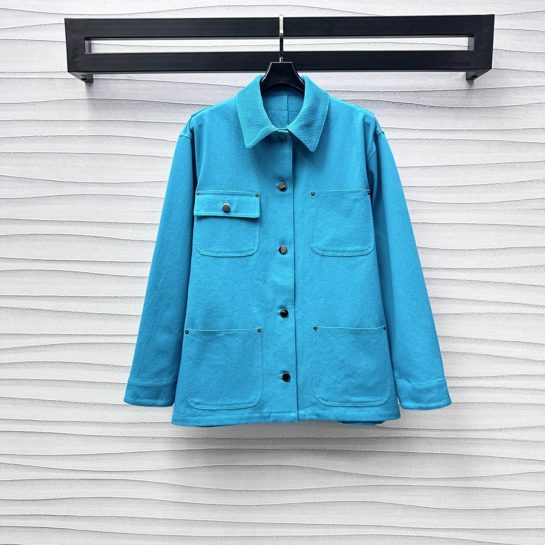 NO:297272,Prad*2025 new product is available on the shelves of corduroy collar denim jackets. Customized YB imported twill cotton denim material. Multi-washed, crisp and stylish. Corduroy spliced ​​collar design. Matched with symmetrical four-pocket symmetrical decoration to add layering. The iconic letter triangular leather logo on the back neck highlights the brand tone. Loose silhouette style. No body wear. The development of auxiliary materials. Lapel plaid buckle jackets. Clothes or open to present different styles. The upper body is fashionable and fashionable. Both men and women can control it. High-end version,,prada, jackets & coats,alexander wang19860909Prad*2025新品上架灯芯绒领牛仔外套定制YB进口斜纹棉牛仔材质 多重水洗挺括有型 沿用灯芯绒拼接领设计 搭配对称四口袋对称装饰 增添造型层次感 后领口标志性字母三角皮标点缀 彰显品牌调性 宽松廓形版型 不限身材穿搭 面辅料开发 翻领襟扣外套剪裁 可系扣或敞开呈现不同风格 上身时髦洋气 男女均可驾驭 高版本,,prada,jackets & coats,alexander wang,Women's clothing