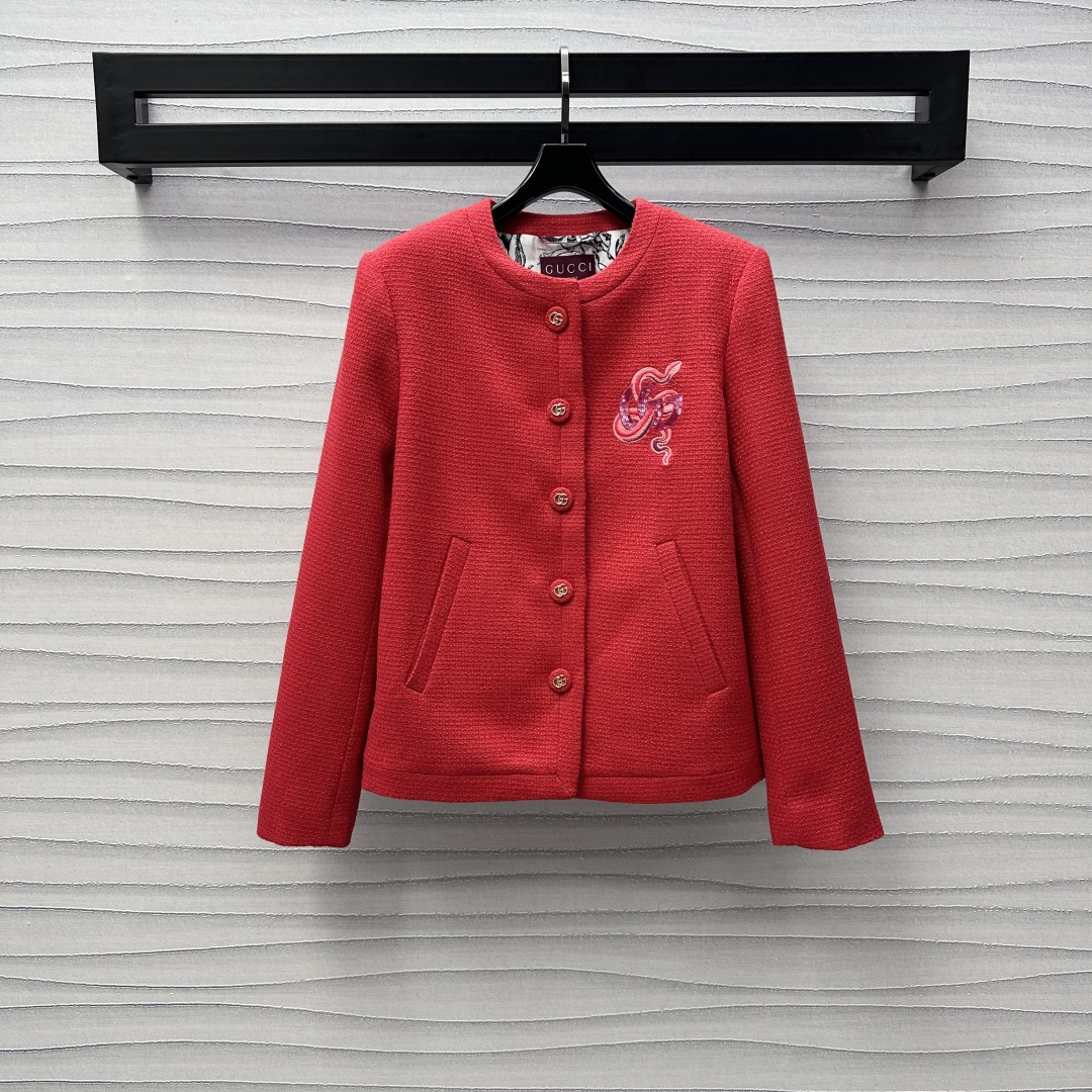 NO:297280,Gucc*2025 new product is available on the shelves of round neck thick tweed dress jackets, custom YB imported wool material, texture is restored to the texture, the front shoulder design improves the shoulder and neck line, elegant and neat, the front closure embellishes the mold cloth, double G gold buckle adjustment decoration, adds the sense of styling, the sequins on the chest are decorated with snake-shaped embroidery patterns, showing the brand tone, showing the high-end quality, the whole three-dimensional braided elements, matched with full print and printed lid, luxury and charming, H-shaped regular version, stylish and more temperament, surface auxiliary materials development, dress plaid button jacket tailoring, can be matched with the same series of shorts, essential outfits for daily commuting and dates, high-end version, gucci, shorts, jackets & coats, alexander wang19860909Gucc*2025新品上架圆领粗呢洋装外套定制YB进口羊毛呢材质 质感还原肌理明显 正肩设计改善肩颈线条 优雅利落 前襟点缀开模本布双G金扣调节装饰 增添造型层次感 胸前亮片双G徽标融入蛇形刺绣图案点缀 彰显品牌调性尽显高级品相 通体立体编织元素 搭配满印印花里布碰撞 奢华迷人 H形常规版型 有型更显气质 面辅料开发 洋装襟扣外套剪裁 可搭配同系列短裤 日常通勤约会必备穿搭  高版本,,gucci,shorts,jackets & coats,alexander wang,Women's clothing