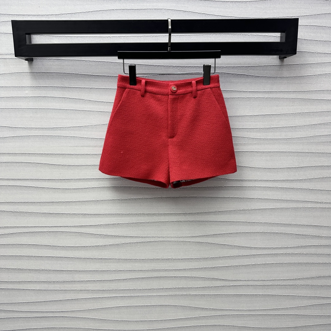 NO:297283,Gucc*2025 new product is available on the shelves of high-waist buckle thick woolen shorts customized YB imported wool woolen material, texture is restored and textured. High-waist buckle double socket pocket design, elegant and neat. Embellish the mold cloth double G gold buckle adjustment decoration to add layering of the shape, highlighting the brand tone and show the high-end quality. All-dimensional three-dimensional woven elements. Matched with full print and printed lid collision. Luxurious and charming. H-shaped regular version. Stylish and more temperament. Face and auxiliary materials development. Micro A straight-leg shorts cut can be matched with the same series of jackets. Must-have outfits for daily commuting and dates. High-end version, gucci, shorts, jackets & coats, alexander wang19860909Gucc*2025新品上架高腰系扣粗呢短裤定制YB进口羊毛呢材质 质感还原肌理明显 高腰系扣双插口袋设计 优雅利落 点缀开模本布双G金扣调节装饰 增添造型层次感 彰显品牌调性尽显高级品相 通体立体编织元素 搭配满印印花里布碰撞 奢华迷人 H形常规版型 有型更显气质 面辅料开发 微A直筒短裤剪裁 可搭配同系列外套 日常通勤约会必备穿搭  高版本,,gucci,shorts,jackets & coats,alexander wang,Women's clothing
