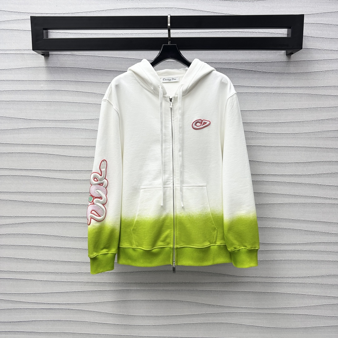NO:297289,Dio*2025 new product is available on the shelves of embroidered letters hooded zipper jacket customized YB imported native cotton material breathable and comfortable, full texture. The front edge of the chest is outlined with embroidery. The side cartoon style of snake letters is matched with the New Year's Eve zodiac atmosphere. Fashionable and high-end. The hand-painted tie-dye gradient collision is very eye-catching. Create a personalized style. The development of facial accessories. Hooded zipper sweatshirt jacket tailoring. Loose style to accommodate the figure. The outfit is relaxed and casual style. It can be controlled by both men and women on a daily basis. Any casual outfit is brilliant and fashionable. High-version 2 colors, dior, hoodie, sweatshirts, jackets & coats, hats, alexander wang19860909Dio*2025新品上架刺绣字母连帽拉链外套定制YB进口原生全棉材质 透气舒适 质感十足 胸前沿用刺绣勾勒出品牌徽标 搭配袖侧卡通画风蛇形字母图案 呼应新年贺岁生肖氛围 时尚高级 下摆手绘扎染渐变碰撞十足亮眼 打造个性风格 面辅料开发 连帽拉链卫衣外套剪裁 宽松版型包容身材 穿搭松弛休闲风格 日常通勤男女均可驾驭 随意外搭都出彩时髦  高版本2色,,dior,hoodie,sweatshirts,jackets & coats,hats,alexander wang,Women's clothing
