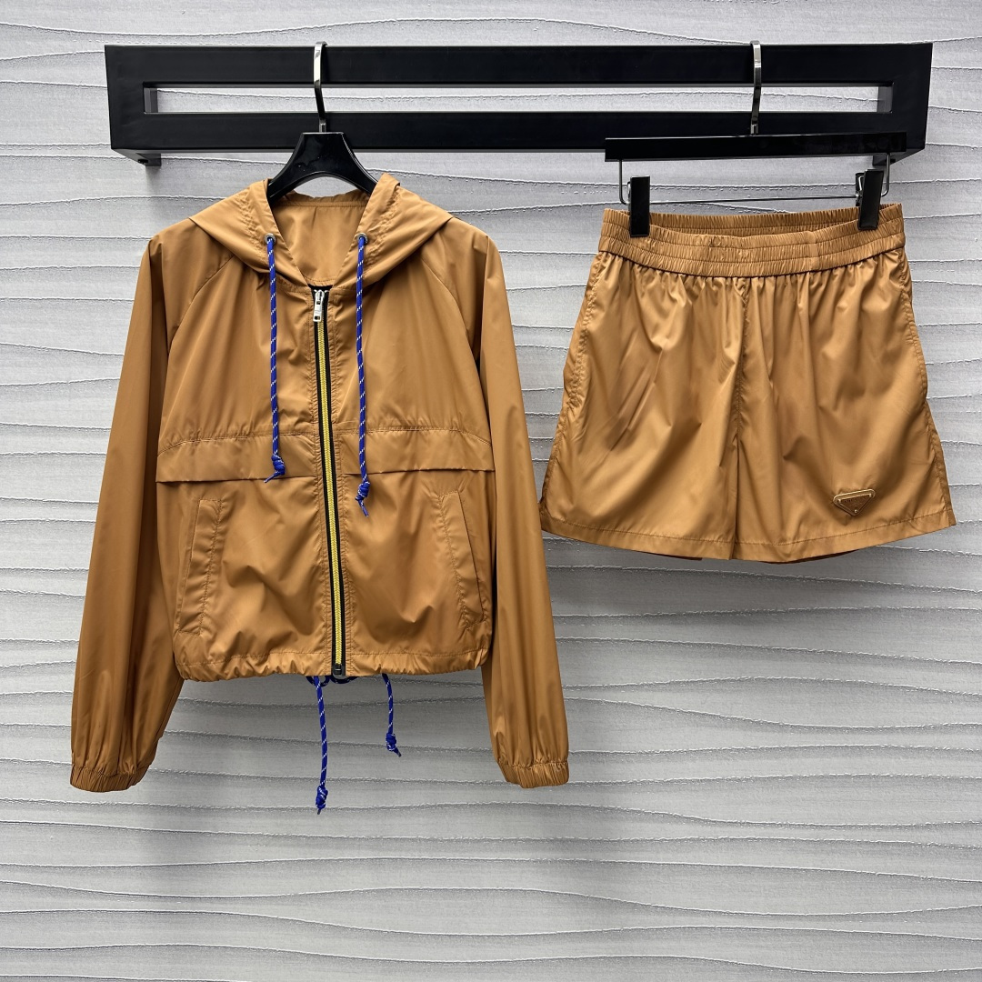 NO:297274,Prad*2025 new product is available in the shelves of thin nylon hooded set. Customized YB imported light and light nylon material. Breathable and comfortable and stylish decoration with contrasting colors. Drawstring adjustment design. Adding styling layering. Face and auxiliary materials development. Short hooded zipper jacket with the same series of shorts. Elastic elastic waist. The iconic triangle logo embellishment on the bottom side shows the brand tone. The upper body is high-profile and fashionable. The complete set is fashionable and age-reducing. High-version, prada, shorts, jackets & coats,hats,alexander wang.19860909Prad*2025新品上架薄款尼龙连帽套装定制YB进口轻薄尼龙材质 透气舒适有型饰以撞色 抽绳调节设计 增添造型层次感 面辅料开发 短款连帽拉链外套搭配同系列短裤 弹力松紧腰头 下侧标志性三角徽标点缀装饰 彰显品牌调性 上身高调时髦 成套出街洋气减龄 高版本,,prada,shorts,jackets & coats,hats,alexander wang,Women's clothing
