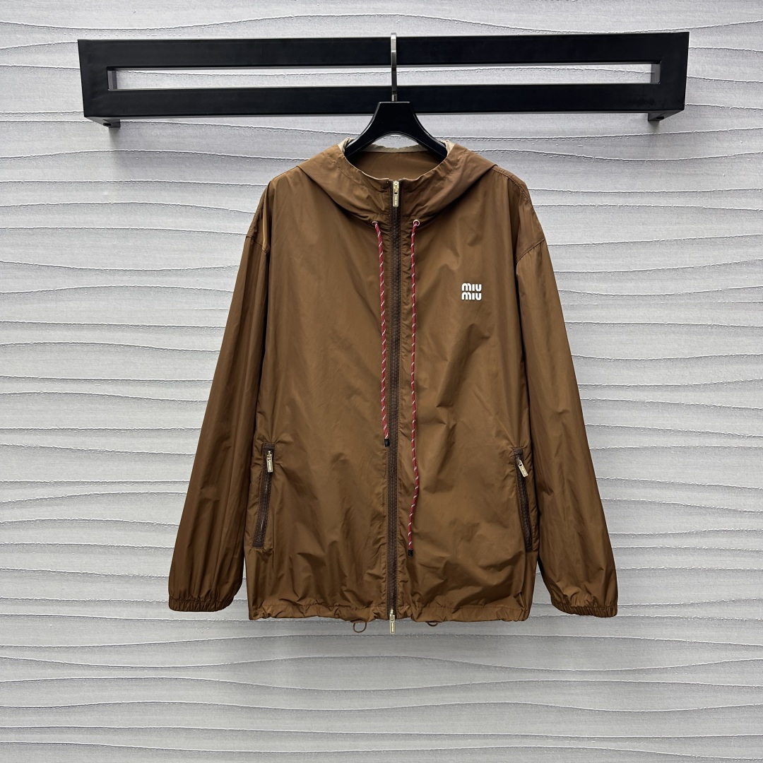 NO:297261,Miumi*2025 new product launches long nylon hooded jacket customized YB imported light and thin nylon material breathable and comfortable and stylish, decorated with letters on the chest, highlighting the brand tone, contrasting drawstrings embellish the shape, adding layered look, long hooded zipper charge jacket cut, can be matched with shorts in the same series, complete sets of outfits are fashionable and age-reducing series development, choose to buy at will, high-end version,,miumiu, shorts, jackets & coats,hats,alexander wang19860909Miumi*2025新品上架长款尼龙连帽外套定制YB进口轻薄尼龙材质 透气舒适有型 饰以胸前字母徽标装饰 彰显品牌调性 撞色抽绳点缀呼应 增添造型层次感 长款连帽拉链冲锋外套剪裁 可搭配同系列短裤 成套穿搭洋气减龄 系列开发 随意选择购入  高版本,,miumiu,shorts,jackets & coats,hats,alexander wang,Women's clothing