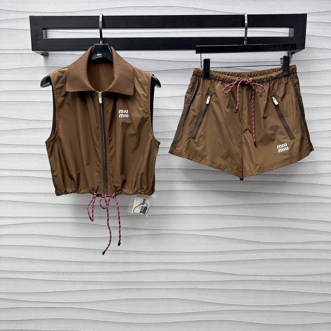 NO:297257,Vest Miumi*2025 new product is available for short nylon zipper vest custom YB imported light and thin nylon material breathable and comfortable and stylish, decorated with letter logo on the chest to highlight the brand tone Thread lapel and matching clothes with contrasting color drawstrings to echo the styling layering Short vest tailoring Can be matched with the same series of shorts, complete sets of outfits are fashionable and age-reducing Series development Choose to buy at will High-version 7,,miumiu, shorts,alexander wang19860909马甲Miumi*2025新品上架短款尼龙拉链马甲定制YB进口轻薄尼龙材质 透气舒适有型 饰以胸前字母徽标装饰 彰显品牌调性 螺纹翻领搭配衣摆撞色抽绳点缀呼应 增添造型层次感 短款马甲剪裁 可搭配同系列短裤 成套穿搭洋气减龄 系列开发 随意选择购入  高版本 7,,miumiu,shorts,alexander wang,Women's clothing