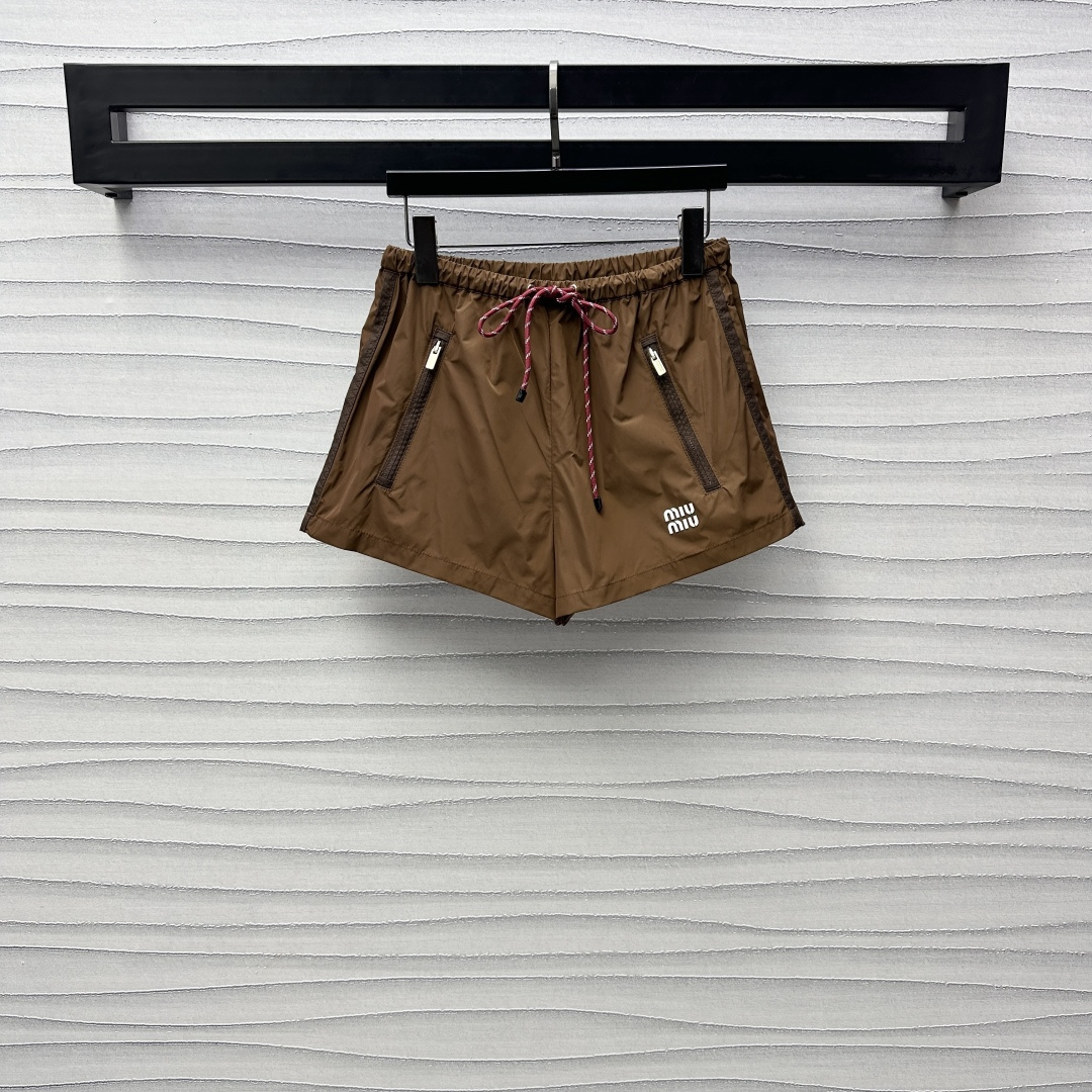NO:297259,Shorts Miumi*2025 new product launches nylon drawstring shorts customized YB imported light and thin nylon material breathable and comfortable and stylish, decorate the letter logo below, highlight the brand tone, elastic waist and contrasting drawstring embellishments, add to the layering of the styling High-waist A-line shorts cut can be matched with the same series jacket vest, complete sets of outfits are fashionable and age-reducing series development, choose to buy at will, high-version, miumiu, shorts, jackets & coats, alexander wang19860909短裤Miumi*2025新品上架尼龙抽绳短裤定制YB进口轻薄尼龙材质 透气舒适有型 饰以下摆字母徽标装饰 彰显品牌调性 弹力腰头搭配撞色抽绳点缀呼应 增添造型层次感 高腰A字短裤剪裁 可搭配同系列外套马甲 成套穿搭洋气减龄 系列开发 随意选择购入  高版本,,miumiu,shorts,jackets & coats,alexander wang,Women's clothing
