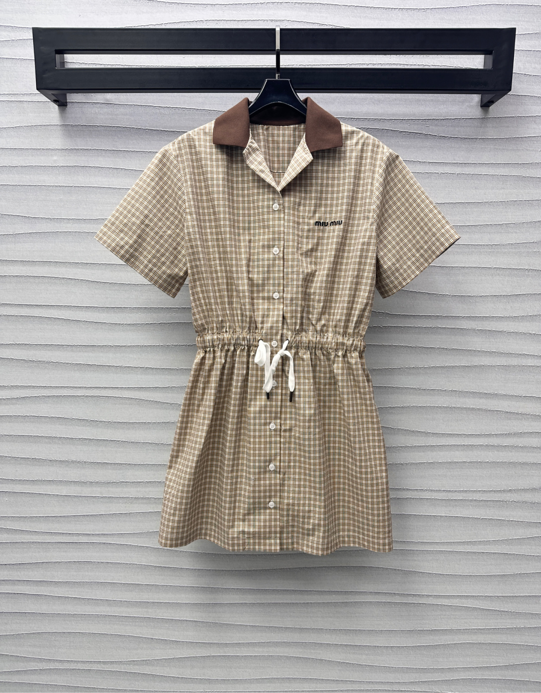 NO:297270,Miumi*2025 new product launches velvet collar plaid dress with custom YB imported twill cotton material, soft, comfortable and breathable, khaki high-end tone with fine plaid texture, age-reducing youthfulness, iconic embroidered letter logo embellishment on the chest, highlighting the brand tone, corduroy collar splicing design, add layering, retro and fashionable, white drawstring waist adjustment, highlighting waist proportions, echoing single row white buttons on the front plaid, neat and simple, surface auxiliary materials development, lapel short-sleeved shirt dress tailoring, hem pleated skirt treatment, sweet and elegant temperament, college style full, daily commuting and dates, high-end version,,miumiu, skirts, T-shirt, alexander wang19860909Miumi*2025新品上架丝绒领格纹连衣裙定制YB进口斜纹全棉材质 柔软舒适透气 卡其色高级色调搭配细格纹肌理 减龄青春 胸前标志性刺绣字母徽标点缀装饰 彰显品牌调性 沿用灯芯绒领拼接设计 增添造型层次感 复古时髦 白色抽绳收腰调节 凸显腰身比例 呼应前襟单排白色纽扣 利落简洁 面辅料开发 翻领短袖衬衣裙剪裁 下摆压褶版型裙摆处理 甜美又不失优雅气质 学院风格拉满 日常通勤约会都  高版本,,miumiu,skirts,T-shirt,alexander wang,Women's clothing