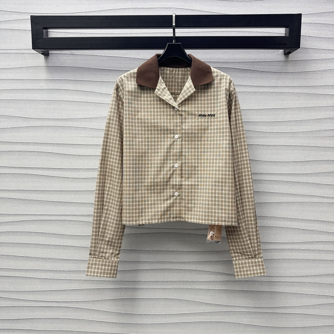 NO:297264,Miumi*2025 new product launches velvet collar plaid shirt custom YB imported twill cotton material soft and comfortable and breathable. Khaki high-end tone with fine plaid texture. Age-reducing youthfulness. The iconic embroidered letter logo embellishment on the chest. The brand tone is used to use corduroy collar splicing design to add layering. Retro and fashionable. White drawstring waist adjustment highlights the waist proportions. Echoing the single row of white buttons on the front plaid. Neat and simple. The surface auxiliary material development. Lapel long-sleeved shirt tailoring. It can be matched with short skirts in the same series. The set is sweet and elegant. The college style is full. Daily commuting and dates are all high-end. Miumiu, skirts, alexander wang.19860909Miumi*2025新品上架丝绒领格纹衬衣定制YB进口斜纹全棉材质 柔软舒适透气 卡其色高级色调搭配细格纹肌理 减龄青春 胸前标志性刺绣字母徽标点缀装饰 彰显品牌调性 沿用灯芯绒领拼接设计 增添造型层次感 复古时髦 白色抽绳收腰调节 凸显腰身比例 呼应前襟单排白色纽扣 利落简洁 面辅料开发 翻领长袖衬衣剪裁 可搭配同系列短裙 成套穿搭甜美又不失优雅气质 学院风格拉满 日常通勤约会都  高版本,,miumiu,skirts,alexander wang,Women's clothing