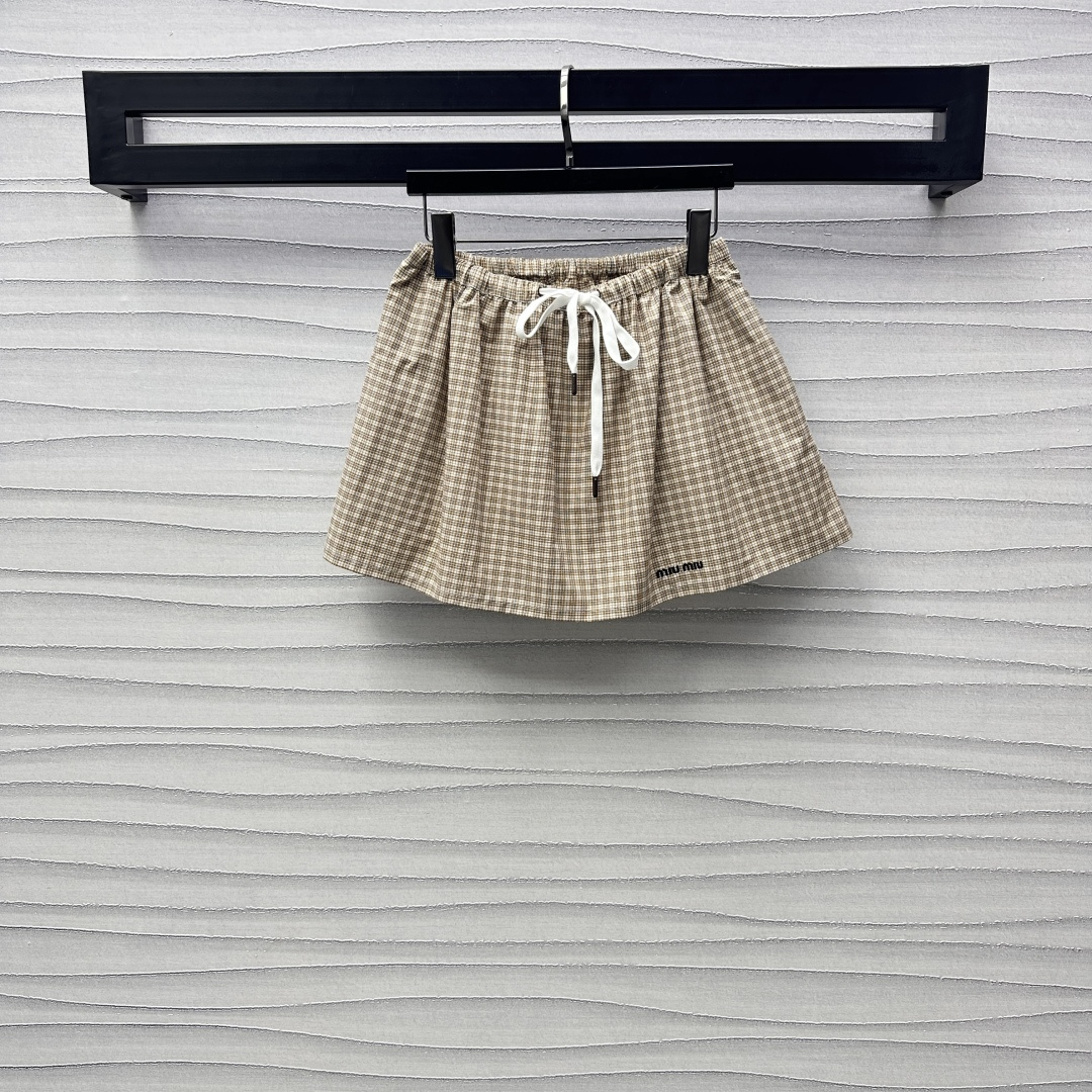 NO:297267,Miumi*2025 new product launches plaid drawstring short skirt custom YB imported twill cotton material soft and comfortable and breathable Khaki high-end tone with fine plaid texture age-reducing youthful skirt iconic embroidered letter logo embellishment tone to show brand tone White drawstring elastic waist adjustment neat and simple Facial auxiliary materials development Puff short skirt tailoring can be matched with the same series of shirts. Complete sets of outfits are more brand-fashioned. The most popular age-reducing campus style is sweet and elegant. Daily commuting and dates are all high-end. Miumiu, skirts, alexander wang19860909Miumi*2025新品上架格纹抽绳短裙定制YB进口斜纹全棉材质 柔软舒适透气 卡其色高级色调搭配细格纹肌理 减龄青春 裙边标志性刺绣字母徽标点缀装饰 彰显品牌调性 白色抽绳松紧腰头调节 利落简洁 面辅料开发 蓬蓬短裙剪裁 可搭配同系列衬衣 成套穿搭更具品牌时尚风范 时下最流行减龄校园风格 甜美又不失优雅气质 日常通勤约会都  高版本,,miumiu,skirts,alexander wang,Women's clothing