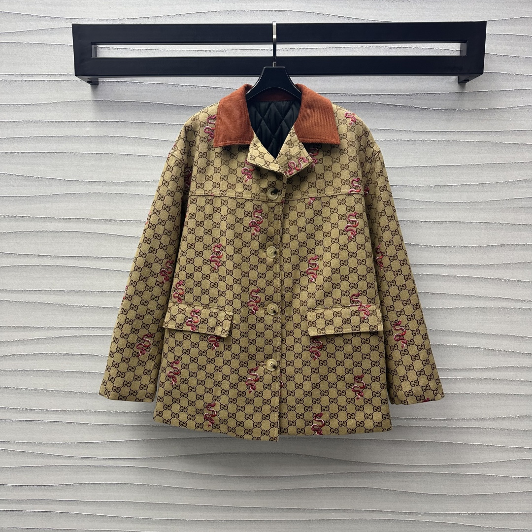 NO:297288,Gucc*2025 new product is on the shelves of embroidered jacquard cotton velvet collar jacket customized YB imported jacquard material with high-quality texture and delicate texture. Cotton fills the inner light and warm. Corduroy collar splicing is used to splice. Retro and fashionable. Ready-to-wear double G letter jacquard full print to highlight the brand tone. Echo the New Year zodiac New Year's Embroidery embroidery embroidery embroidery. Full atmosphere. Add a sense of styling. Create a personal style. Face and auxiliary materials development. Lapel button jacket tailoring. Can be matched with a series of skirts. Complete sets of dressing are fashionable and fashionable. Daily commuting, date and leisure are all series development~ High-end version,,gucci, skirts, jackets & coats,alexander wang19860909Gucc*2025新品上架刺绣提花间棉丝绒领外套定制YB进口提花材质 质感高级细腻 衔棉填充内里 轻盈保暖 沿用灯芯绒领拼接处理 复古时髦 成衣双G字母提花满印 彰显品牌调性 呼应新年生肖贺岁小蛇刺绣点缀 氛围感十足 增添造型层次感 打造个性风格 面辅料开发 翻领纽扣外套剪裁 可搭配系列半裙 成套穿搭时髦洋气 日常通勤约会休闲都系列开发～ 高版本,,gucci,skirts,jackets & coats,alexander wang,Women's clothing