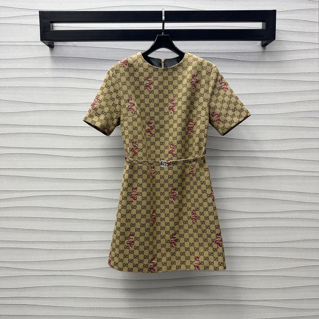 NO:297282,Gucc*2025 new product is available for embroidered jacquard short-sleeved dress custom YB imported jacquard material with high-quality texture and delicate texture. Double G letter jacquard full print tone to express the brand tone, echoing the New Year zodiac New Year's Embroidery embroidery embroidery embroidery, full sense of atmosphere, add layered styling to create a personal style, waist-hugging micro A straight-tube style, slim temperament, surface auxiliary materials development, round neck short-sleeved dress tailoring, fashionable and fashionable, daily commuting, date and leisure series development~ High-end version,,gucci, skirts, T-shirt, alexander wang19860909Gucc*2025新品上架刺绣提花短袖连衣裙定制YB进口提花材质 质感高级细腻成衣双G字母提花满印 彰显品牌调性 呼应新年生肖贺岁小蛇刺绣点缀 氛围感十足 增添造型层次感 打造个性风格 收腰微A直筒版型 修身气质 面辅料开发 圆领短袖连衣裙剪裁 穿搭时髦洋气 日常通勤约会休闲都系列开发～ 高版本,,gucci,skirts,T-shirt,alexander wang,Women's clothing
