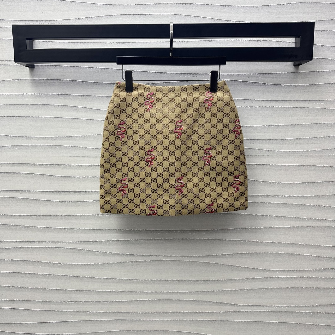 NO:297292,Gucc*2025 new product is on the shelves of embroidered jacquard skirt custom YB imported jacquard material with high-end texture and delicate texture. Cotton fills the inner light and warm. Ready-to-wear double G letter jacquard full print tone to express the brand tone and echo the New Year zodiac New Year's Embroidery embroidery embroidery embroidery full of snakes. Full atmosphere. Add a sense of styling. Create a personal style. Developed with accessories. A-line short skirt tailoring. A-line skirt can be matched with a series of jackets. Complete sets of dressing are fashionable and fashionable. Daily commuting, date and leisure are all series development~ High-end version, gucci, skirts, jackets & coats, alexander wang19860909Gucc*2025新品上架刺绣提花间棉半裙定制YB进口提花材质 质感高级细腻 衔棉填充内里 轻盈保暖 成衣双G字母提花满印 彰显品牌调性 呼应新年生肖贺岁小蛇刺绣点缀 氛围感十足 增添造型层次感 打造个性风格 面辅料开发 A字短裙剪裁 可搭配系列外套 成套穿搭时髦洋气 日常通勤约会休闲都系列开发～ 高版本,,gucci,skirts,jackets & coats,alexander wang,Women's clothing