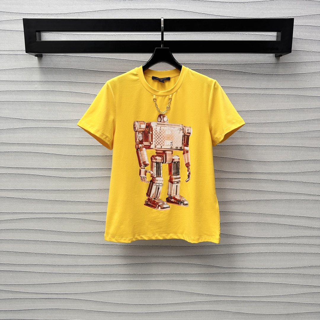 NO:297271,Louis Vuitto*2025 new product is available on the shelves of round neck chain printing custom YB imported twill cotton material breathable and comfortable. It is made of gram-weight pure cotton fabric with a slight and elasticity. It presents a slim visual effect. The chest is decorated with robot printed patterns. It is matched with the letter logo of the four-leaf clover. It highlights the brand tone. The neckline is metal zipper embellished to add a sense of styling. The surface and auxiliary materials are developed. Regular short-sleeved T-shirt tailoring. The upper body is simple and versatile and yet has a high-end and exquisite feeling. The inner wear is all high-end 2 colors., louis vuitton, T-shirt,tees, t-shirt,alexander wang19860909Louis Vuitto*2025新品上架圆领链条印花定制YB进口斜纹全棉材质 透气舒适 沿用克重纯棉面料 略带轻薄弹力 呈现显瘦视觉效果 胸前饰以机器人印花图案 搭配四叶草字母徽标其中 彰显品牌调性 领口金属拉链点缀装饰 增添造型层次感 面辅料开发 常规短袖T恤剪裁 上身简约百搭 又不失高级精致感 单穿内搭都 高版本2色,,louis vuitton,T-shirt,tees，t-shirt,alexander wang,Women's clothing