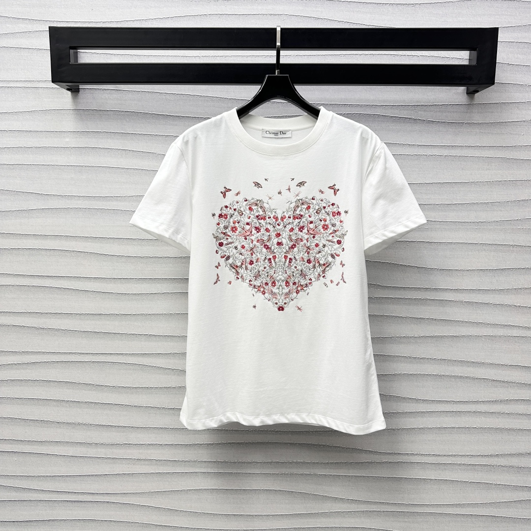 NO:297262,Dio*2025 new product is available on the shelves of round neck painting Love custom YB imported twill cotton material breathable and comfortable. Use gram-weight pure cotton fabric with a slight and elasticity to present a slim visual effect. The chest is covered with flowers, birds, butterflies printed patterns. Arranged and combined into love patterns. The bee logo on the back collar echoes the brand tone. The surface accessories are developed. The regular short-sleeved T-shirt tailoring. The upper body is simple and versatile, without losing the sense of high-end and exquisiteness. The inner wear is all high-end, dior, T-shirt,tees, t-shirt,alexander wang19860909Dio*2025新品上架圆领绘画爱心定制YB进口斜纹全棉材质 透气舒适 沿用克重纯棉面料 略带轻薄弹力 呈现显瘦视觉效果 胸前满铺花鸟蝴蝶印花图案 排列组合成爱心图样 搭配后领口蜜蜂徽标呼应 彰显品牌调性 面辅料开发 常规短袖T恤剪裁 上身简约百搭 又不失高级精致感 单穿内搭都 高版本,,dior,T-shirt,tees，t-shirt,alexander wang,Women's clothing