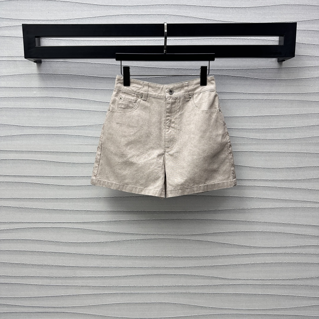 NO:298288,Louis Vuitto*2025 new product is available on the shelves of Jacquard Spliced ​​Denim Shorts Customized YB imported twill cotton denim material Comfortable and stylish Multi-washed multiple washes present an old retro feel. The design of the four-leaf clover on the back is fully printed letters to highlight the brand tone. Symmetrical pocket decoration on both sides of the waist and hips. Paired with square leather markings at the back waist to add a sense of styling. The surface auxiliary materials are developed. High-waist button shorts tailoring to modify the legs and stretch out lines. Easy to wear a good figure. It can be matched with the same series tops. The series development is coordinated and fashionable. High-version,,louis vuitton, shorts,alexander wang19860909Louis Vuitto*2025新品上架提花拼接牛仔短裤定制YB进口斜纹棉牛仔材质 舒适有型 多重水洗呈现做旧复古感 沿用米茶色拼接背面四叶草满印字母设计 彰显品牌调性 腰胯两侧对称口袋装饰 搭配后腰间方形皮标点缀 增添造型层次感 面辅料开发 高腰系扣短裤剪裁 修饰腿形拉长线条 轻松穿出好身材 可搭配同系列上装 系列开发穿搭协调时髦  高版本,,louis vuitton,shorts,alexander wang,Women's clothing