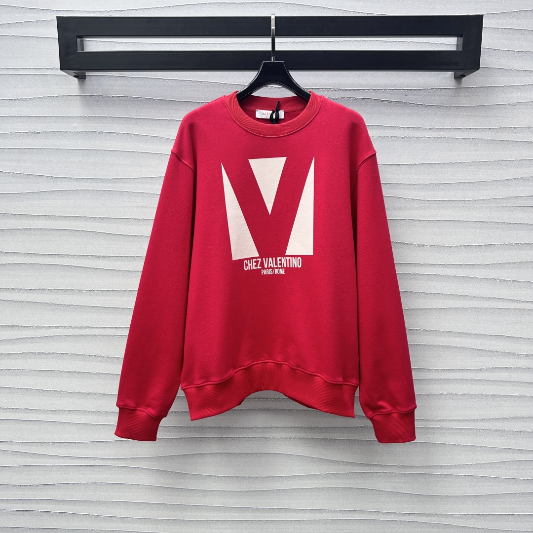 NO:298325,Valentin*2025 new product is on the shelves of printed round neck long-sleeved sweatshirts customized with YB imported native cotton material, crisp and comfortable texture, the chest is decorated with V-mark silhouette printed patterns and letters, highlighting the brand tone, loose shoulders, mid-length style, adding layered look, versatile and not picky about the figure, facial accessories, round neck long-sleeved sweatshirts tailoring, casual and relaxed outfit, both men and women can control it, high-end version, valentino, hoodie, sweatshirts, alexander wang19860909Valentin*2025新品上架印花圆领长袖卫衣定制YB进口原生全棉材质 挺括舒适质感 胸前饰以V标剪影印花图案搭配字母装饰 彰显品牌调性 宽松落肩中长版型 增添造型层次感 百搭不挑身材 面辅料开发 圆领长袖卫衣剪裁 穿搭休闲松弛 男女均可驾驭 高版本,,valentino,hoodie,sweatshirts,alexander wang,Women's clothing