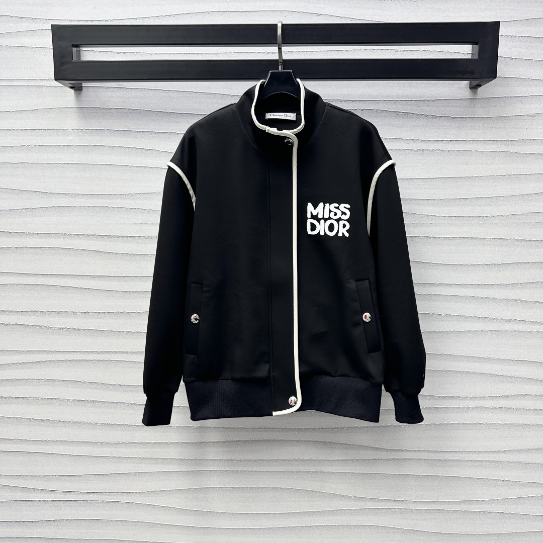 NO:298313,Dio*2025 new product is available for printing tandem lapel jacket custom YB imported twill air cotton material, comfortable and breathable, crisp and stylish, the overall design is used for contrasting white tandem lapel collar design, matched with invisible zipper snaps to add layering, the chest is decorated with creative printed elements, letters and patterns to highlight the brand tone, double-sided pocket thread tightening hem cuffs, unique charm, surface accessories development, stand-up collar jacket tailoring, daily casual outfit, more highlighting fashion and personality. High-end version,,dior, jackets & coats, jackets & coats,alexander wang19860909Dio*2025新品上架印花捆边立领夹克外套定制YB进口斜纹空气棉材质 舒适透气 挺括有型 整体沿用白色捆边撞色设计 搭配隐形拉链按扣调节 增添造型层次感 胸前饰以印花创意元素字母图案点缀 彰显品牌调性 双侧口袋螺纹收紧包边下摆袖口 独特魅力 面辅料开发 立领夹克外套剪裁 日常休闲穿搭 更能凸显时尚与个性 高版本,,dior,jackets & coats,jackets & coats,alexander wang,Women's clothing