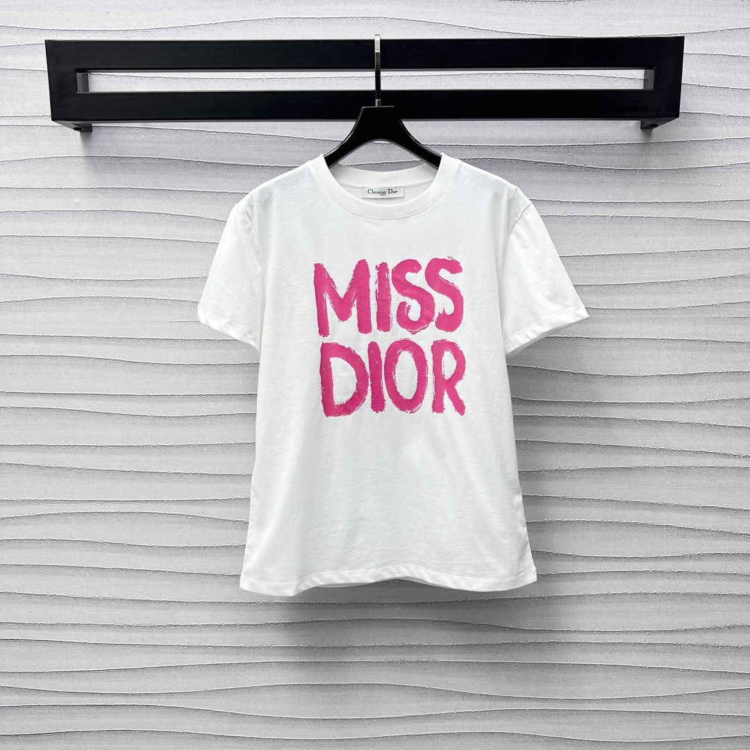 NO:298299,Dio*2025 new product is available on the shelves of round neck printed letters, short sleeves, custom YB imported twill cotton material, breathable and comfortable, slightly elastic, giving a slim visual effect, and the paint feels like 