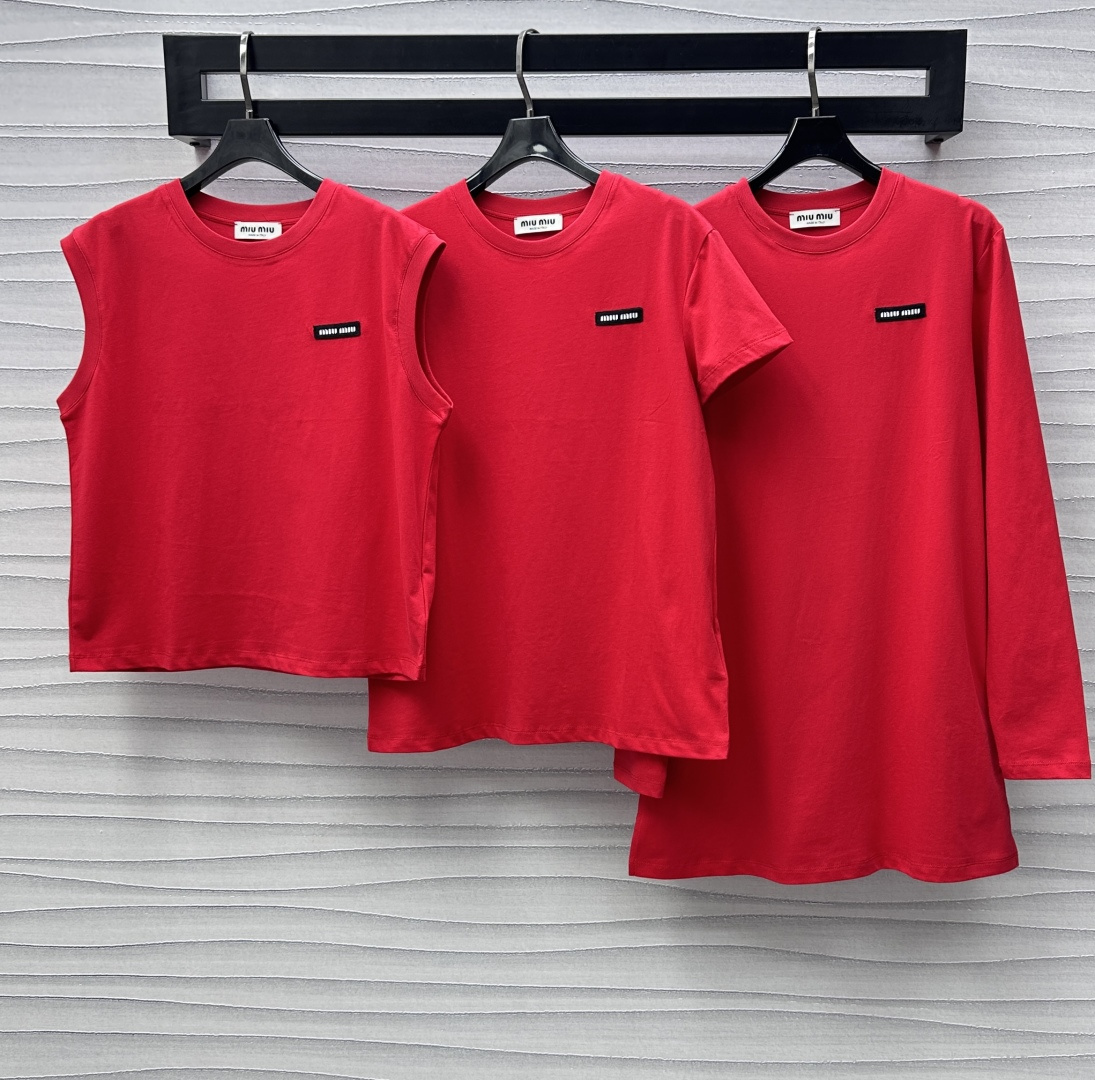 NO:298291,Miumi*2025 new product launches round neck three-piece top customized YB imported twill cotton material, comfortable and breathable. The three-piece set consists of round neck long sleeve round neck short sleeve loose sleeveless vest. The length of the hem is gradually shortened from the inside to the outside to create a creative sense of styling. The iconic Miu-style letter logo embellishment on the chest demonstrates the brand tone. The development of surface accessories and accessories. Round neck T-shirt tailoring. Single wear and layering can match the style with a high-end style. One set is a must-have for fashion advanced experts. The end of the year is a red atmosphere and wear. Daily commuting, date and leisure. High-end version,,miumiu, T-shirt,tees, t-shirt,alexander wang19860909Miumi*2025新品上架圆领三件套上衣定制YB进口斜纹全棉材质 舒适透气 三件套分别由圆领长袖圆领短袖宽松无袖背心组成 下摆长度由里及外逐渐缩短 打造出创意十足的造型层次感 胸前标志性缪系字母徽标点缀装饰 彰显品牌调性 面辅料开发 圆领T恤剪裁 单穿叠穿均能搭配出高级感十足的风格 一套多穿 时尚进阶达人必备 年末正红氛围穿搭好物 日常通勤约会休闲都  高版本,,miumiu,T-shirt,tees，t-shirt,alexander wang,Women's clothing