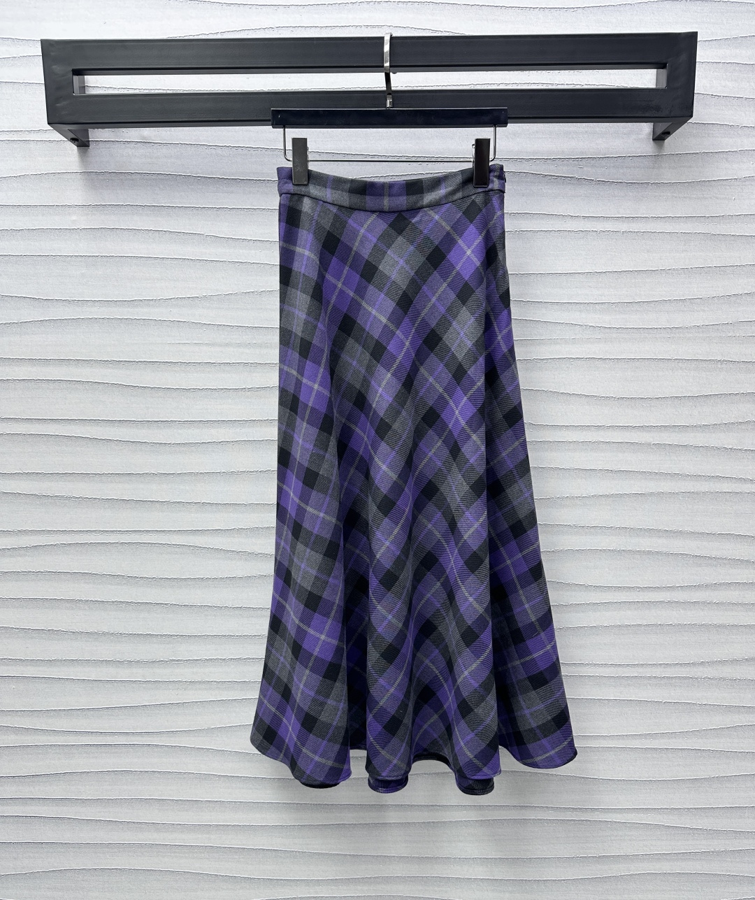 NO:298274,Dio*2025 new product is on the shelves of high-waist pleated long skirt custom YB imported fine imitation wool material, stand upright and swaying, use contrasting color positioning plaid color matching to highlight the brand tone, presenting the Scottish style atmosphere, skirt hem pleated process processing, add to the styling layering, surface auxiliary material development, high-waist umbrella skirt style cut, upper body lengthens the leg lines, retro and fashionable, series development, high-version, dior, skirts, alexander wang19860909Dio*2025新品上架高腰压褶长半裙定制YB进口精仿羊毛材质 立挺垂顺 沿用撞色定位格纹配色 彰显品牌调性 呈现苏格兰风格气息 裙摆压褶工艺处理 增添造型层次感 面辅料开发 高腰伞状半身裙版型剪裁 上身拉长腿部线条 穿搭复古时髦 系列开发 高版本,,dior,skirts,alexander wang,Women's clothing