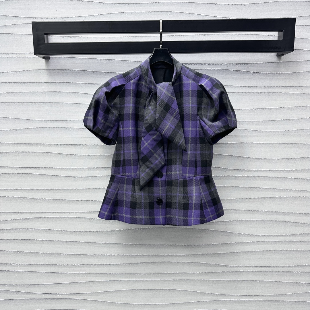 NO:298269,Dio*2025 new product is on the shelves of plaid streamer short-sleeved jacket customized YB imported fine imitation wool material, stand upright and squishing, use contrasting colors to position the plaid color matching to highlight the brand tone, presenting the Scottish style atmosphere, neckline streamers can be loosened, adding a sense of styling, surface auxiliary materials development, flying sleeve slim jacket style tailoring, upper body covering the flesh and waist to show more curvy, retro and fashionable outfit series development High-end version,,dior, jackets & coats,T-shirt,alexander wang19860909Dio*2025新品上架格纹飘带短袖外套定制YB进口精仿羊毛材质 立挺垂顺 沿用撞色定位格纹配色 彰显品牌调性 呈现苏格兰风格气息 领口飘带可系可松 增添造型层次感 面辅料开发 飞袖修身外套版型剪裁 上身遮肉收腰更显曲线美 穿搭复古时髦 系列开发 高版本,,dior,jackets & coats,T-shirt,alexander wang,Women's clothing