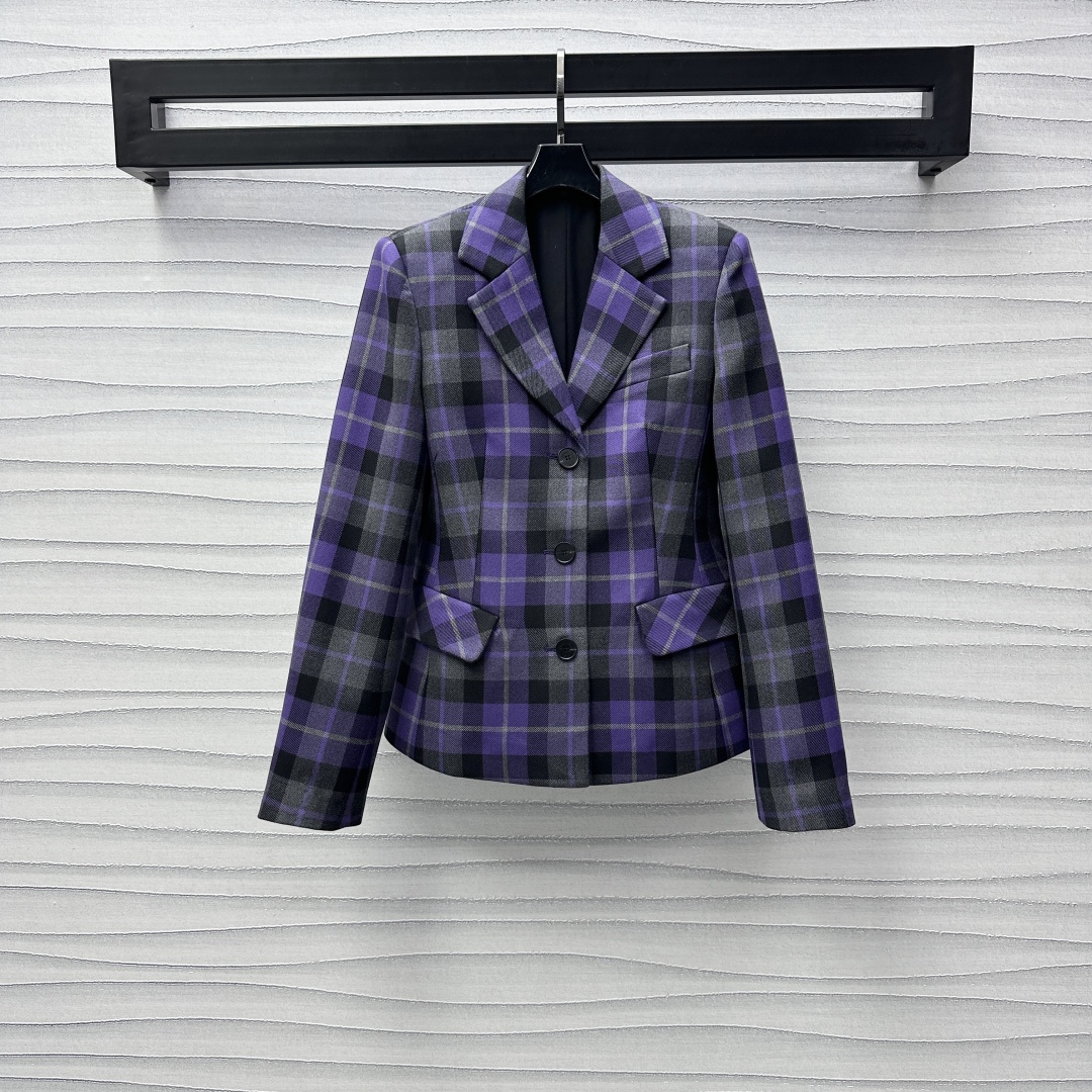 NO:298241,Dio*2025 new product is on the shelves of plaid front shoulder suit jacket customized YB imported fine imitation wool material, stand upright and swaying, use contrasting colors to position the plaid color matching to highlight the brand tone, presenting the Scottish style, single-row button adjustment design, paired with symmetrical flip pocket embellishment, add to the styling layering, surface auxiliary materials development, gun lapel suit jacket style cut, upper body covering the flesh and waist to show more curvy, retro and fashionable outfit series development, high-end version,,dior,jackets & coats,business suit,alexander wang19860909Dio*2025新品上架格纹正肩西服外套定制YB进口精仿羊毛材质 立挺垂顺 沿用撞色定位格纹配色 彰显品牌调性 呈现苏格兰风格气息 单排纽扣调节设计 搭配对称翻盖口袋点缀装饰 增添造型层次感 面辅料开发 枪驳翻领西装外套版型剪裁 上身遮肉收腰更显曲线美 穿搭复古时髦 系列开发 高版本,,dior,jackets & coats,business suit,alexander wang,Women's clothing