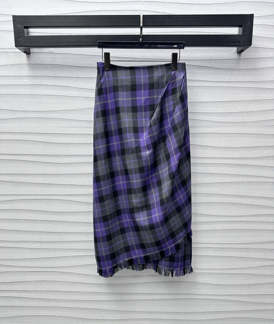 NO:298259,Dio*2025 new product is on the shelves of the plaid irregular skirt custom YB imported fine imitation wool material, stand upright and squished, use contrasting colors to position the plaid color matching to highlight the brand tone, presenting the Scottish style, one-piece pleated process, matched with irregular slanted wool edge treatment, enriching visual effect, adding layered look, surface auxiliary material development, high waist mid-length skirt style cut, upper body lengthening leg lines, retro and fashionable outfit series development, high version, dior, skirts, alexander wang19860909Dio*2025新品上架格纹不规则半裙定制YB进口精仿羊毛材质 立挺垂顺 沿用撞色定位格纹配色 彰显品牌调性 呈现苏格兰风格气息 一片式压褶工艺处理 搭配不规则斜分毛絮边处理 丰富视觉效果 增添造型层次感 面辅料开发 高腰中长半身裙版型剪裁 上身拉长腿部线条 穿搭复古时髦 系列开发 高版本,,dior,skirts,alexander wang,Women's clothing