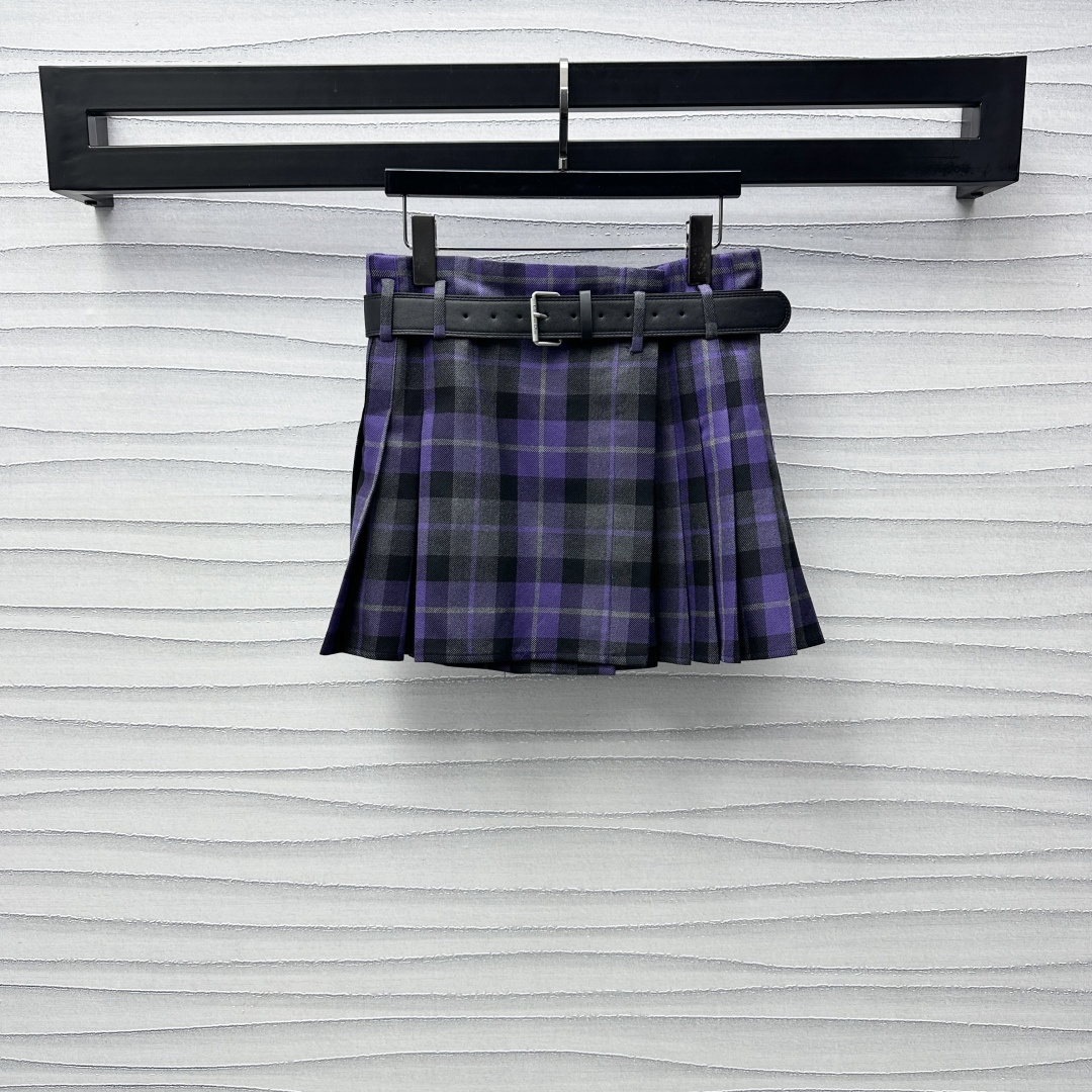 NO:298247,Dio*2025 new product is on the shelves of plaid belt pleated skirt custom YB imported fine imitation wool material, stand upright and hang smoothly, use contrasting colors to position the plaid color to highlight the brand tone, presenting the Scottish style atmosphere, with widened lettering belts at the waist outline the waist, skirt hem pleated process processing, add to the styling layering, perfect and neat, surface auxiliary materials development, high-waist pleated skirt style cut, upper body lengthens the leg lines, retro and fashionable, series development, high-version, dior, skirts, alexander wang19860909Dio*2025新品上架格纹皮带百褶短裙定制YB进口精仿羊毛材质 立挺垂顺 沿用撞色定位格纹配色 彰显品牌调性 呈现苏格兰风格气息 腰间搭配加宽刻字皮带勾勒腰身 裙摆压褶工艺处理 增添造型层次感 服帖利落 面辅料开发 高腰百褶短裙版型剪裁 上身拉长腿部线条 穿搭复古时髦 系列开发 高版本,,dior,skirts,alexander wang,Women's clothing