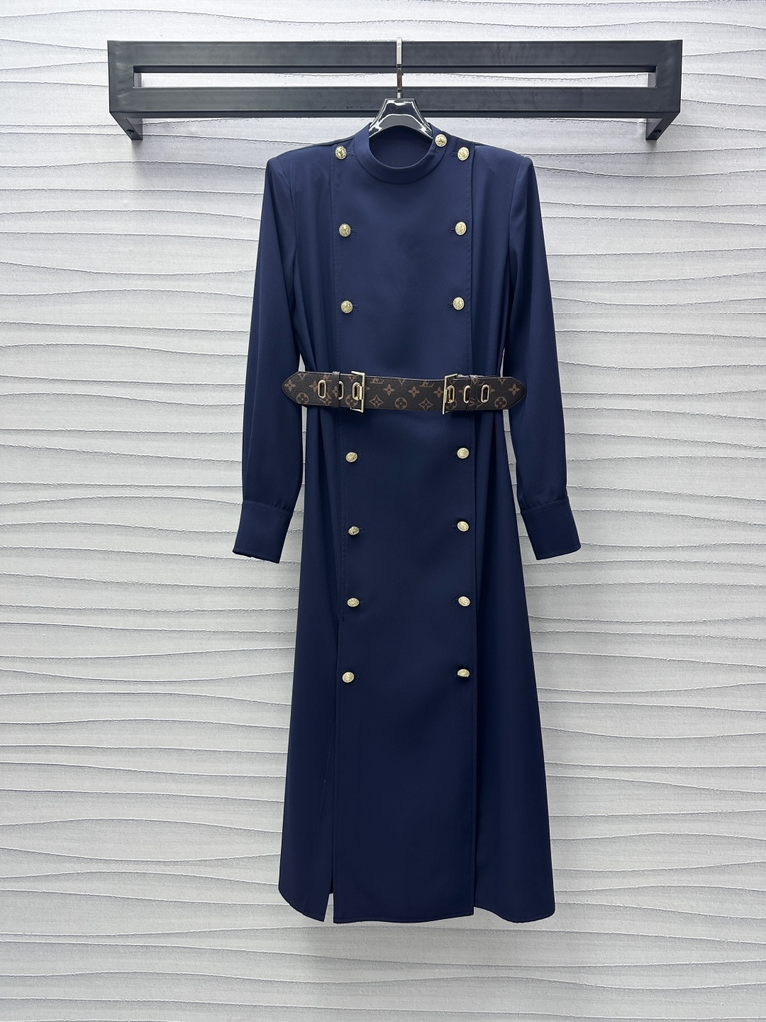 NO:314184,Louis Vuitto*2025 new product is available on the shelves of belt cloak buttons and long skirts. Customized YB imported acetic acid material, smooth and stylish, fits the body, and makes it look thinner and covers the flesh. The sides of the neckline are printed downwards to the cloak buttons between the legs. The decoration shows the brand tone and more luxurious texture. The four-leaf clover letter leather belt adjustment design at the waist is elegant and the body style is elegant and lively. The movement is elegant and adds a sense of styling. The temperament and charm highlights the beauty of curves. The development of auxiliary materials for the front shoulder cloaks and long skirts. Daily commuting and dates, louis vuitton, skirts, alexander wang19860909Louis Vuitto*2025新品上架腰带襟扣连衣长裙定制YB进口醋酸材质 光泽垂顺有型 贴合身形 更显瘦遮肉 领口两侧顺势向下印刻襟扣延伸至腿间襟扣点缀装饰 彰显品牌调性 更显质感华贵 腰间四叶草字母皮革腰带调节设计 包容身材风格优雅 行动间飘逸灵动 增添造型层次感 气质魅力凸显曲线之美 面辅料开发 正肩连衣长裙剪裁 日常通勤约会都,,louis vuitton,skirts,alexander wang,Women's clothing