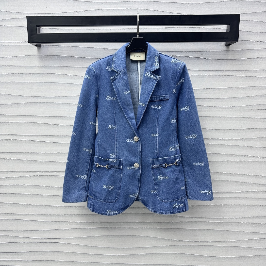 NO:314186,Gucc*2025 new product is on the shelves of printed denim suit jackets customized YB imported twill cotton denim material breathable and soft skin-friendly Laser process treatment Full body letter embellishment and decoration to highlight the brand tone The front tilt is bright printed round buckle adjustment design Echoing the double-sided pocket chain Fashion and eye-catching Adding styling layering Facial auxiliary materials development Lapel suit jacket tailoring Casual and fashionable High-version 7,,gucci,jackets & coats,business suit,alexander wang19860909Gucc*2025新品上架印花牛仔西服外套定制YB进口斜纹棉牛仔材质 透气柔软亲肤 激光工艺处理 通体花体字母点缀装饰 彰显品牌调性 前襟亮面印刻圆扣调节设计 呼应双侧口袋链条 时尚亮眼 增添造型层次感 面辅料开发 翻领西装外套剪裁 穿搭休闲时髦洋气  高版本 7,,gucci,jackets & coats,business suit,alexander wang,Women's clothing