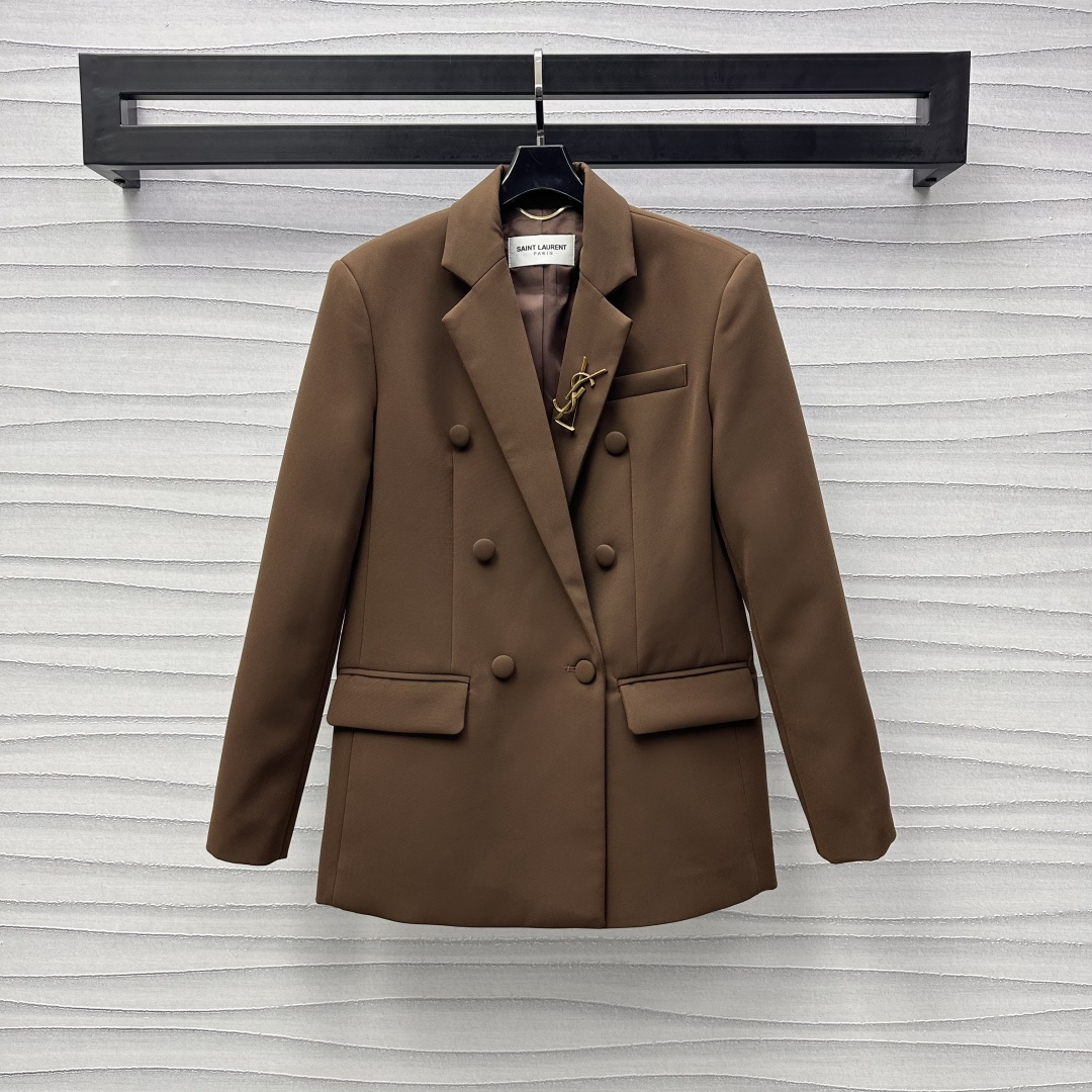 NO:314205,Ysl / Saint Laurent*2025 new product lapel brooch suit jacket customized YB imported blended wool suit material, high-quality texture, full of luster, lapel double row round button adjustment, simple and atmospheric, cuffs are also decorated with buttons, customized letter brooch embellishment, highlighting the brand tone, wide flip pocket design on both sides, adding layered look, long shoulder pad style, smooth upper body lines, surface auxiliary materials development, lapel suit jacket tailoring, fashionable and high-end, daily commuting and attending important occasions, showing luxurious taste, absolutely the heroine, high-end version,,saint laurent,saint laurent,jackets & coats,business suit,brooch,breastpin,alexander wang19860909Ysl / Saint Laurent*2025新品上架翻领胸针西装外套定制YB进口混纺羊毛西装材质 质感高级 光泽十足 翻领双排圆扣调节 简约大气 袖口同样饰以纽扣 定制字母胸针点缀装饰 彰显品牌调性 两侧宽大翻盖口袋设计 增添造型层次感 长款垫肩版型 上身线条流畅 面辅料开发 翻领西服外套剪裁 穿搭时髦高级 日常通勤与出席重要场合 展现奢华品味 妥妥大女主  高版本,,saint laurent,saint laurent,jackets & coats,business suit,brooch，breastpin,alexander wang,Women's clothing