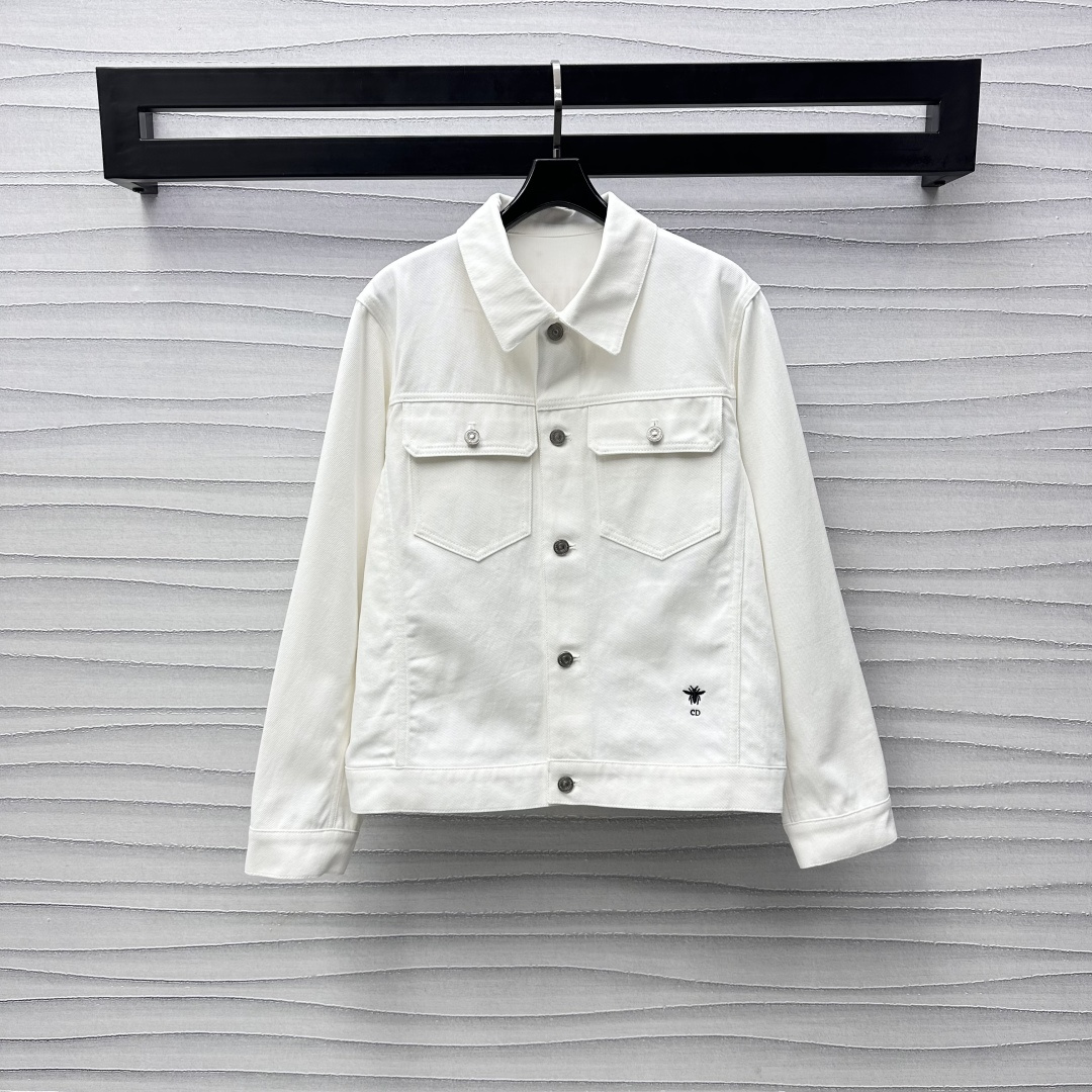 NO:314199,Dio*2025 new product is available for embroidered denim jacket custom YB imported twill cotton denim material Enzyme multiple wash retro sassy gold back tone moon phase nebula astrological symbol interwoven embroidery pattern decoration highlights brand tone symmetrical flip pocket treatment on chest matching bee embroidery logo embellishment adds styling layering large body single row placket buckle adjustment design fashionable and fashionable face accessories development front shoulder denim jacket style cutout must-have fashion outfits for daily commuting and date High-end version, dior, jackets & coats, jackets & coats, alexander wang19860909Dio*2025新品上架刺绣牛仔夹克外套定制YB进口斜纹棉牛仔材质 酵素多重水洗 复古飒爽 后背金色调月相星云占星符号交织刺绣图案装饰 彰显品牌调性 胸前对称翻盖口袋处理 搭配腰间蜜蜂CD刺绣徽标点缀 增添造型层次感 大身单排襟扣调节设计 时髦洋气 面辅料开发 正肩牛仔夹克版型剪裁 日常通勤约会必备时尚穿搭  高版本,,dior,jackets & coats,jackets & coats,alexander wang,Women's clothing