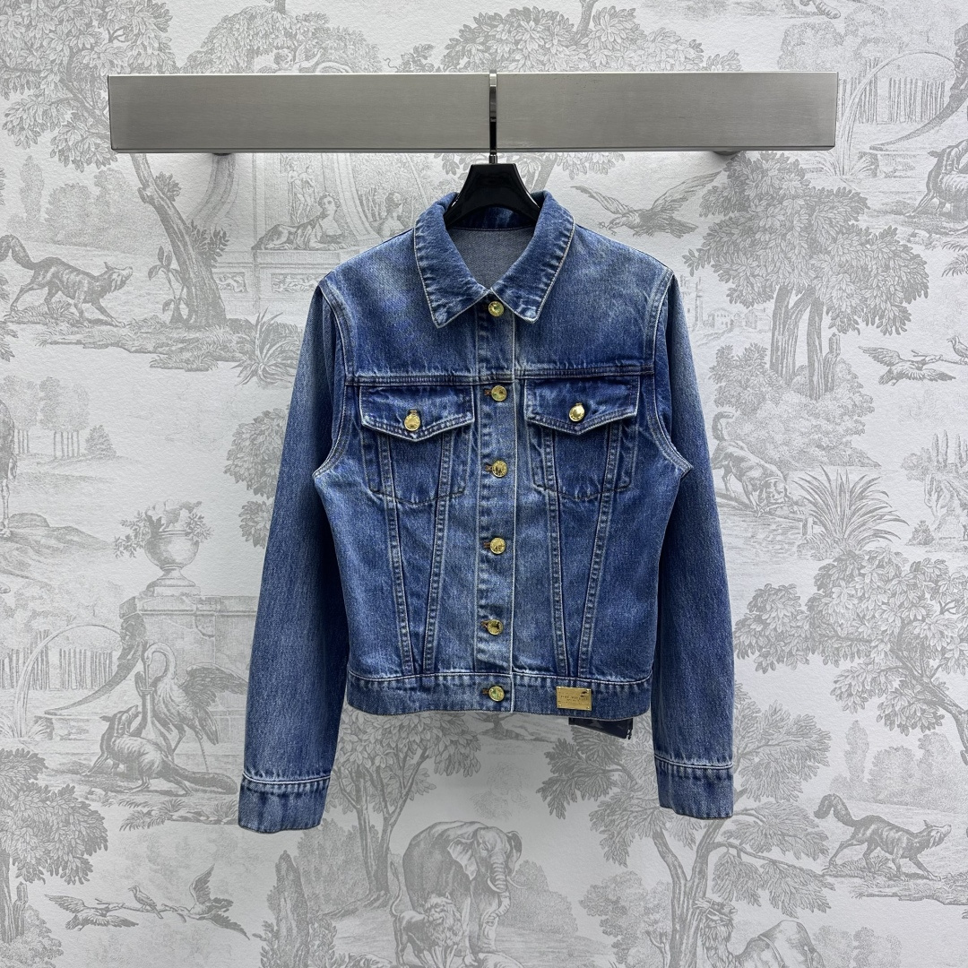 NO:314214,Louis Vuitto* 2025 new product lapel denim jacket customized YB imported twill cotton denim material breathable and soft skin-friendly. Multiple enzyme washing process to restore the natural color rubbing feeling. Echo the evergreen flip pocket. Retro fashion. The hem is embellished with letters. Metal square signs to highlight the brand tone. Gradient rubbing color increases the layering of the shape. Highlights casual style. The surface and auxiliary materials development. Lapel jacket jacket tailoring can be matched with the same series. The metal cards on the back echo. Easy to wear a good proportion. The set is more coordinated and advanced. Fashionable and fashionable. High-end version,,louis vuitton, skirts, jackets & coats, jackets & coats, alexander wang19860909Louis Vuitto*2025新品上架翻领牛仔外套定制YB进口斜纹棉牛仔材质 透气柔软亲肤 多重酵素水洗工艺处理 还原自然擦色感 与常青翻盖口袋呼应 复古时尚 衣摆点缀字母金属方标牌 彰显品牌调性 渐变擦色增加造型层次感 突出休闲风格 面辅料开发 翻领夹克外套剪裁 可搭配同系列微A半裙 后侧金属牌呼应 轻松穿出好比例 成套穿搭更为协调高级 时髦洋气 高版本,,louis vuitton,skirts,jackets & coats,jackets & coats,alexander wang,Women's clothing