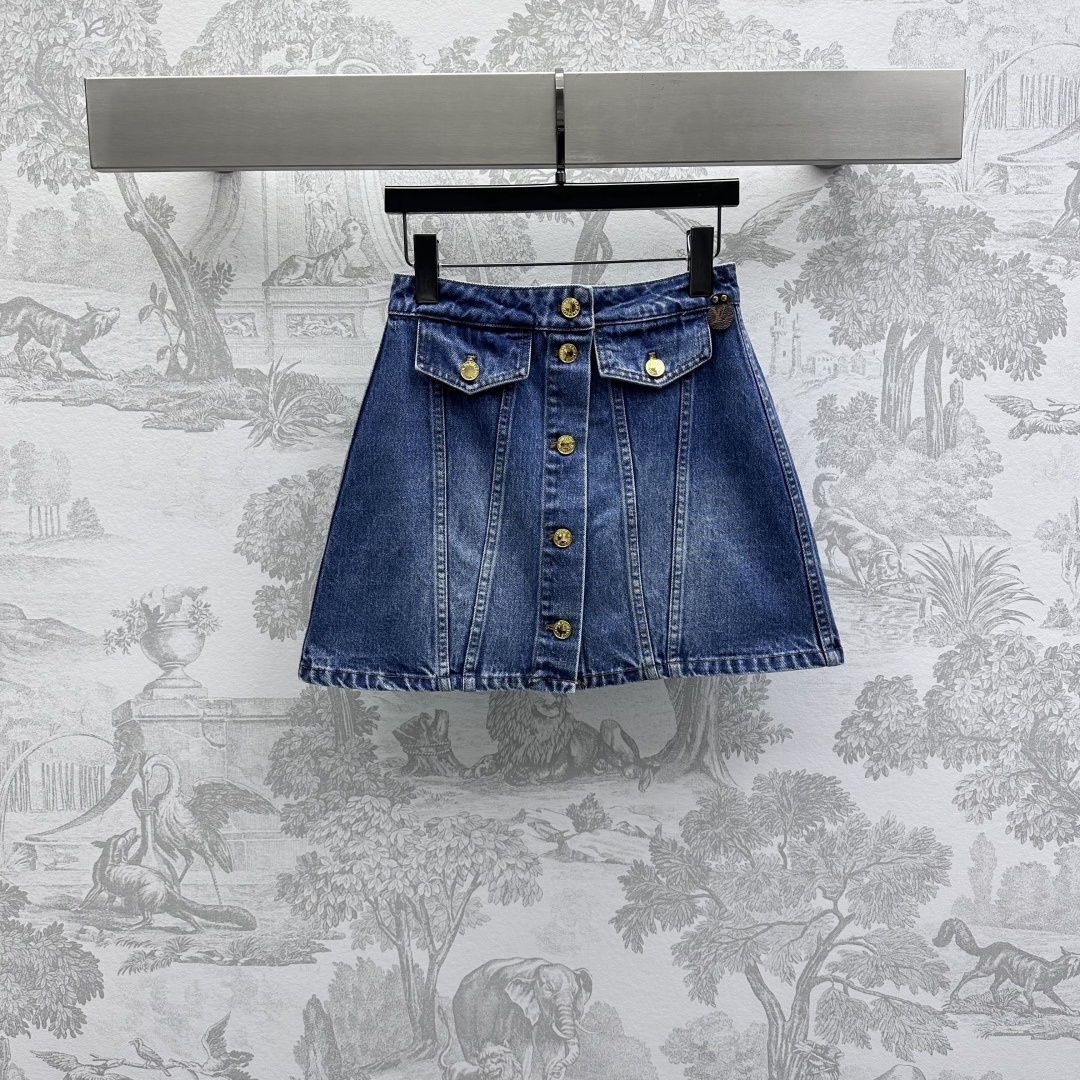 NO:314211,Louis Vuitto*2025 new product placket button denim skirt customized YB imported twill cotton denim material breathable and soft skin-friendly. Multiple enzyme washing process treatment restores the natural color rubbing feeling, echoing the evergreen flip pocket. Retro fashion. The back pocket embellishes the letter metal square signs to highlight the brand tone. Gradient rubbing color increases the layering of the shape highlights casual style. The development of surface accessories. High-waisted A-line skirt tailoring. It can be matched with the same series tops. The metal brand of the clothes echoes. It is easy to wear a good proportion. The set is more coordinated and advanced. Fashionable and fashionable. High-version,,louis vuitton, skirts, alexander wang19860909Louis Vuitto*2025新品上架襟扣牛仔半裙定制YB进口斜纹棉牛仔材质 透气柔软亲肤 多重酵素水洗工艺处理 还原自然擦色感 与常青翻盖口袋呼应 复古时尚 后口袋点缀字母金属方标牌 彰显品牌调性 渐变擦色增加造型层次感 突出休闲风格 面辅料开发 高腰A字半裙剪裁 可搭配同系列上装 衣摆金属牌呼应 轻松穿出好比例 成套穿搭更为协调高级 时髦洋气 高版本,,louis vuitton,skirts,alexander wang,Women's clothing