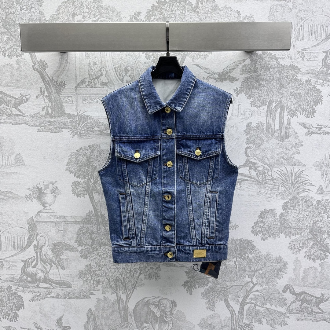 NO:314217,Louis Vuitto* 2025 new product launches lapel denim vest custom YB imported twill cotton denim material breathable and soft skin-friendly. Multiple enzyme washing process to restore the natural color rubbing feeling. Echo the evergreen flip pocket. Retro fashion. The hem is embellished with letters. Metal square signs for the clothes to highlight the brand tone. Gradient rubbing color increases the layering of the shape. Highlights of casual style. The surface auxiliary material development. Lapel slim vest tailoring. It can be matched with the same series. The metal cards on the back echo. It can easily wear a good proportion. The set is more coordinated and advanced. Fashionable and fashionable. High-end version,,louis vuitton, skirts,alexander wang19860909Louis Vuitto*2025新品上架翻领牛仔马甲定制YB进口斜纹棉牛仔材质 透气柔软亲肤 多重酵素水洗工艺处理 还原自然擦色感 与常青翻盖口袋呼应 复古时尚 衣摆点缀字母金属方标牌 彰显品牌调性 渐变擦色增加造型层次感 突出休闲风格 面辅料开发 翻领修身马甲剪裁 可搭配同系列微A半裙 后侧金属牌呼应 轻松穿出好比例 成套穿搭更为协调高级 时髦洋气 高版本,,louis vuitton,skirts,alexander wang,Women's clothing