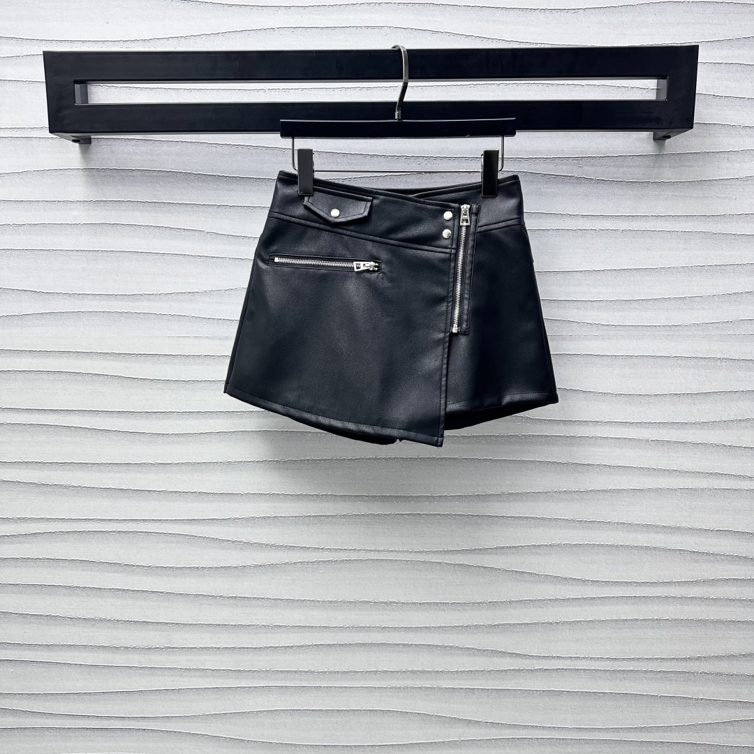 NO:314195,Dio*2025 new product launches beaded letters leather shorts customized YB imported leather material soft and skin-friendly, shiny and high-end. The slanted zipper adjustment can be made of slit design. Echo the zipper pocket and add a sense of styling. The back waist is treated with laser beading process to form letter logo patterns to highlight the brand tone. The surface and auxiliary materials development. High-waisted hip short skirt tailoring. Simple and advanced. Daily casual outfit guide. The outfit is relaxed and fashionable. High version, dior, skirts, shorts, alexander wang19860909Dio*2025新品上架钉珠字母皮革短裤定制YB进口皮革材质 柔软亲肤 光泽高级 斜襟拉链调节可做开衩设计 呼应拉链口袋 增添造型层次感 后腰间沿用激光钉珠工艺处理 形成字母徽标图案 彰显品牌调性 面辅料开发 高腰包臀短裙剪裁 简约高级 日常休闲穿搭指南 穿搭松弛时髦  高版本,,dior,skirts,shorts,alexander wang,Women's clothing