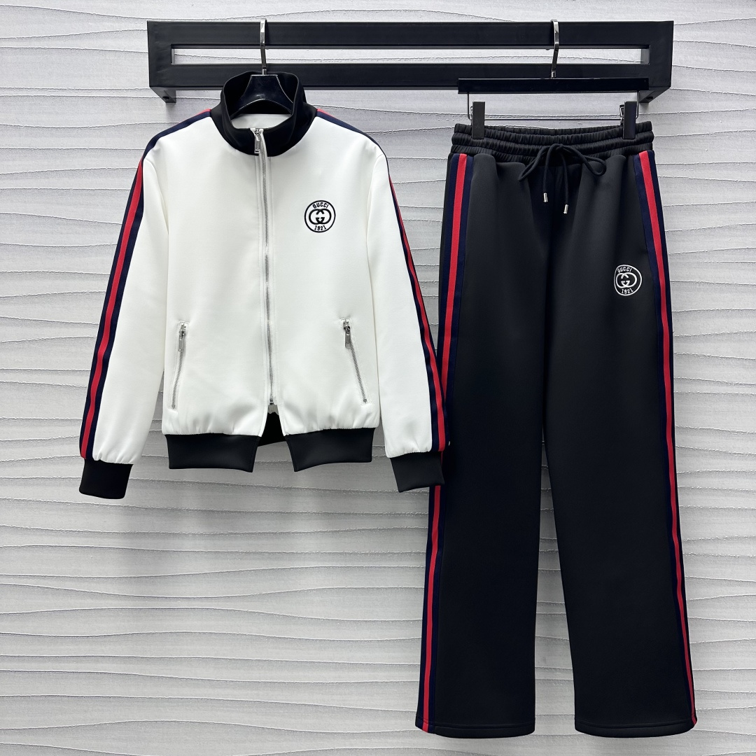 NO:314185,Gucc*2025 new product is available in the shelves of color-blocked casual jacket trousers set custom YB imported twill cotton material, high-quality texture, full-quality regular jacket jacket, classic baseball suit style, chest embroidered with embroidered letters logo patterns, highlighting the brand tone, low-key and fashionable, the edges and large body form a splicing visual effect, contrasting webbing on the arms, adding layered texture, full tone, complete set of black drawstring straight elastic trousers, the same logo and threaded webbing on the sides, showing casual style, effortless matching, high-end fashionable style, separate is a very versatile item to meet various needs, high-end version, gucci, jackets & coats, jackets & coats, alexander wang19860909Gucc*2025新品上架拼色休闲夹克长裤套装定制YB进口斜纹棉材质 质感高级 品相十足 常规夹克外套 经典棒球服版型 胸口饰以刺绣字母徽标图案点缀 彰显品牌调性 低调时髦 包边和大身形成拼接视觉效果 手臂处撞色织带装饰 增添造型层次感 调性十足 成套黑色抽绳直筒松紧长裤 侧边同样徽标和螺纹织带呼应 尽显休闲格调 成套不费力搭配 高级时髦款 分开都会是很百搭的单品 满足多种需求搭配  高版本,,gucci,jackets & coats,jackets & coats,alexander wang,Women's clothing