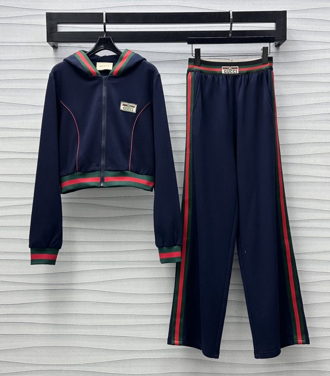 NO:314177,Gucc*2025 new product hooded jacket trouser set customized YB imported twill cotton material, comfortable and easy to wear, crisp and stylish Hooded zipper jacket trouser sports suit, Zipper adjustment reveals clavicle and neck, and makes the chest embroidered square logo echoes the top and bottom, highlighting the brand tone, the edge-contrast webbing narrows the edges and color bands to add layering to the shape, the waist side is outlined with contrasting color bands, rich visual effects, wide-leg trousers side webbing, lengthen the leg proportion, add youthful vitality to the overall shape, develop facial accessories, worry-free and worry-free upper body outfit, and more highlight the body lines, the best choice for daily sports and casual outfits, gucci, jackets & coats, hats, alexander wang19860909Gucc*2025新品上架连帽外套长裤套装定制YB进口斜纹棉材质 舒适好穿 挺括有型 连帽拉链外套长裤运动套装 拉链调节露出锁骨脖颈更显瘦 胸前刺绣方形徽标与长裤织带上下呼应 彰显品牌调性 包边撞色织带收窄处理 增添造型层次感 腰侧均以撞色捆条勾勒线条 丰富视觉效果 阔腿长裤侧面织带 拉长腿部比例 为整体造型增添了青春活力 面辅料开发 成套上身穿搭无忧 更凸显身形线条 日常运动休闲穿搭的不二之选,,gucci,jackets & coats,hats,alexander wang,Women's clothing