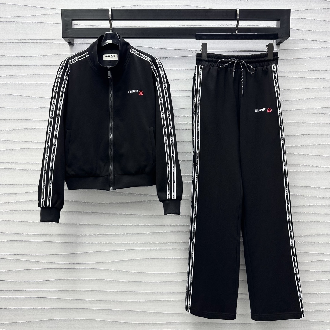 NO:314181,Miumi*2025 new product is available for casual jacket trouser set custom YB imported twill cotton material, high-quality texture, full of quality, stand-up collar zipper jacket, red logo embroidery pattern decoration on chest, highlighting the brand tone, white tying style, overall low-key and fashionable, complete set of elastic twisted drawstring trousers, the upper and lower echoes, adds a sense of design layering, showing the fashionable style, effortless matching, high-end version,,miumiu, jackets & coats, jackets & coats, alexander wang19860909Miumi*2025新品上架休闲夹克长裤套装定制YB进口斜纹棉材质 质感高级 品相十足 立领拉链外套 胸前字母红色徽标刺绣图案装饰 彰显品牌调性 白色捆边造型 整体低调时髦 成套松紧绞色抽绳长裤 上下同样呼应 增添设计层次感 尽显时尚格调 成套不费力搭配  高版本,,miumiu,jackets & coats,jackets & coats,alexander wang,Women's clothing