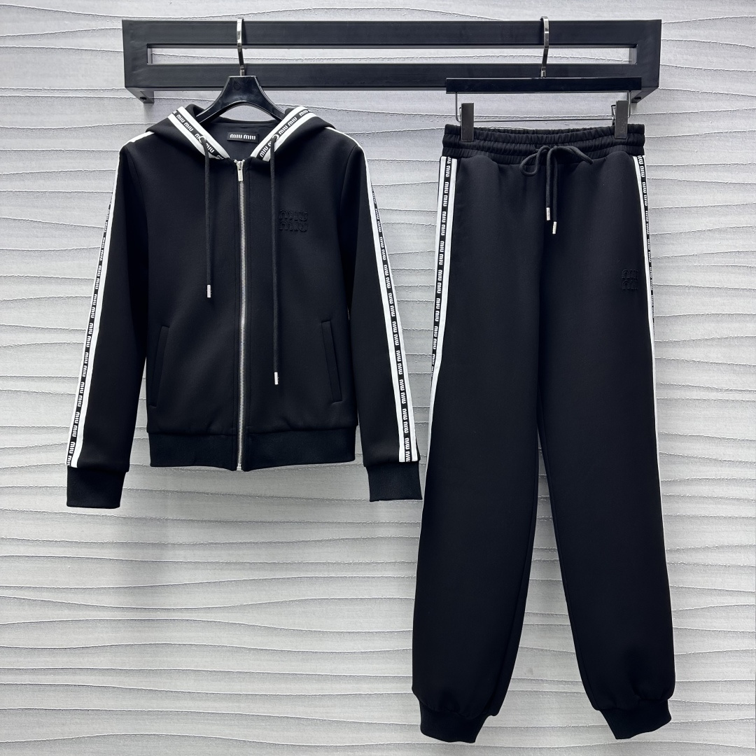 NO:314189,Miumi*2055 new product is on the shelves of spliced ​​hooded jacket trousers set custom YB imported twill cotton material comfortable and stylish Hooded jacket tailoring Overall edge letter webbing decoration Add layered look, embroidered on the chest embroidery logo embossing the brand tone Can be matched with the same series of drawstring leg trousers, the same letter webbing on the side echoes the outfit to accommodate the leg lines, making it look taller, versatile and fashionable, lighter and flexible, surface accessories developed, complete sets of matching are more casual and charming, high-end version,,miumiu, jackets & coats,hats,alexander wang19860909Miumi*2055新品上架拼接连帽外套长裤套装定制YB进口斜纹棉材质 舒适有型 连帽外套剪裁 整体包边字母织带装饰 增添造型层次感 胸前刺绣徽标点缀 彰显品牌调性 可搭配同系列抽绳束腿长裤 侧边同样字母织带呼应 穿搭包容腿部线条 显高百搭洋气时尚 更为轻便灵活 面辅料开发 成套搭配更具休闲魅力 高版本,,miumiu,jackets & coats,hats,alexander wang,Women's clothing