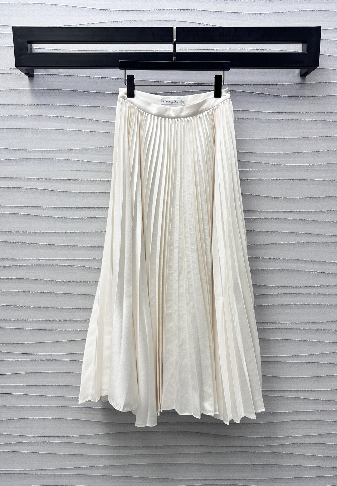 NO:313787,Dio*2025 new product is on the shelves of the pressed pleated long skirt customized YB imported satin material, texture is smooth and smooth, pleated craftsmanship is used, super cost material, full of hand size, design to the ankle, the first choice for the upper body to be elegant and lifted temperament, facial auxiliary materials development, high waist pleated skirt tailoring, random matching top, daily commuting adapter items, high version 2 colors,,dior, skirts, alexander wang19860909Dio*2025新品上架压褶大摆长半裙定制YB进口缎面材质 质感光泽垂顺 沿用压褶工艺 超费用料 拿到手份量十足 长到脚踝设计 上身优雅抬气质首选穿搭 面辅料开发 高腰百褶半裙剪裁 随意搭配上装 日常通勤适配单品  高版本2色,,dior,skirts,alexander wang,Women's clothing