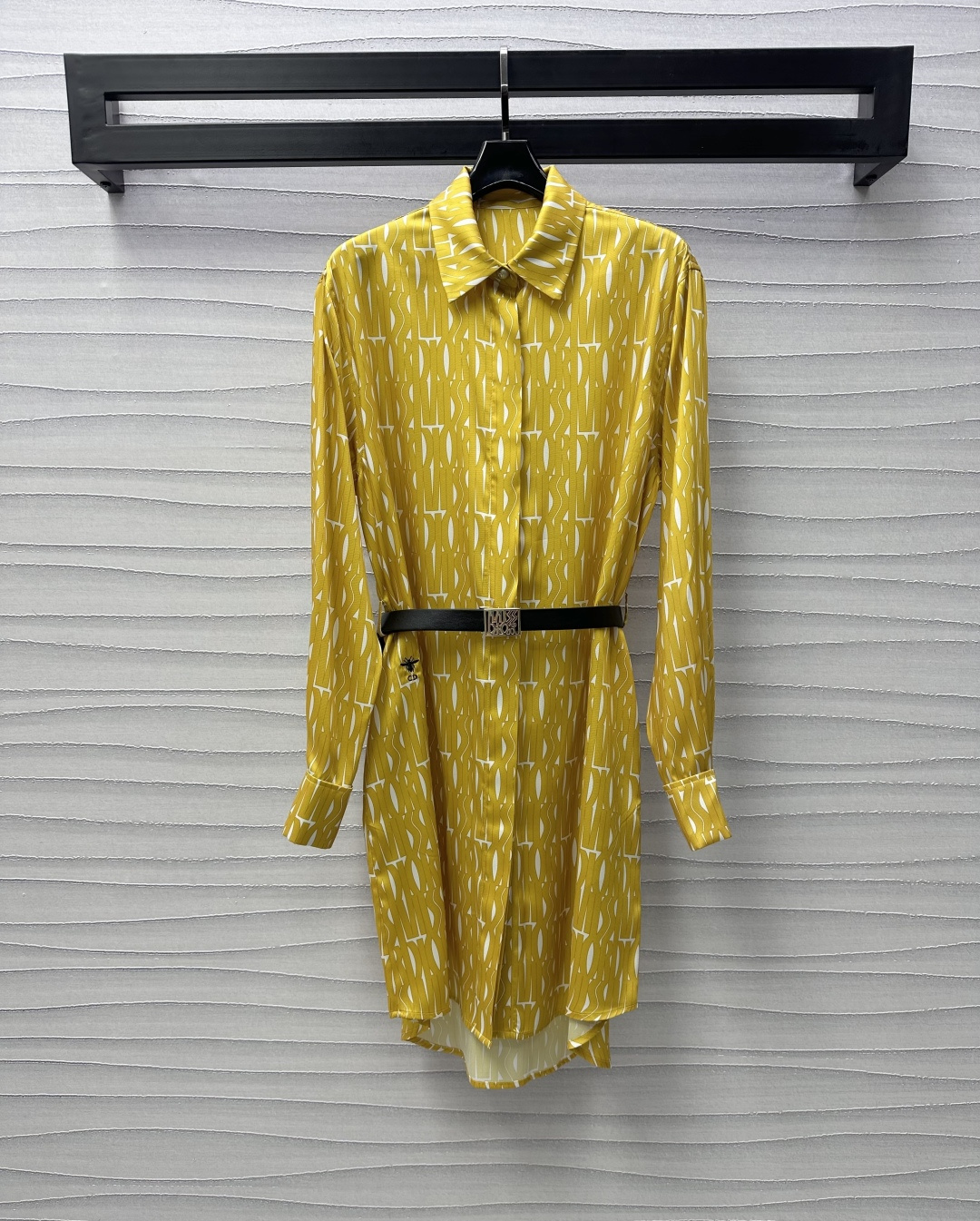 NO:313821,Dio*2025 new product is on the shelves of printed belt shirt skirts, customized YB imported twill material, smooth luster, light and breathable, ready-to-wear full-print latest element letter pattern decoration, highlight the brand tone, rich visual effects, heavy industry leather belt blessing, add layered look, outline the perfect waist shape, surface auxiliary material development, lapel shirt skirt tailoring, full of elegant style, essential outfits for daily commuting and date in wardrobe, high version 2 colors,,dior, skirts,alexander wang19860909Dio*2025新品上架印花腰带衬衣裙定制YB进口斜纹绸材质 垂顺光泽 轻薄透气 成衣满印最新元素字母图案装饰 彰显品牌调性 视觉效果丰富 重工皮革腰带加持 增添造型层次感 勾勒完美腰型 面辅料开发 翻领衬衣裙剪裁 尽显优雅风范 衣橱日常通勤约会必备穿搭  高版本2色,,dior,skirts,alexander wang,Women's clothing