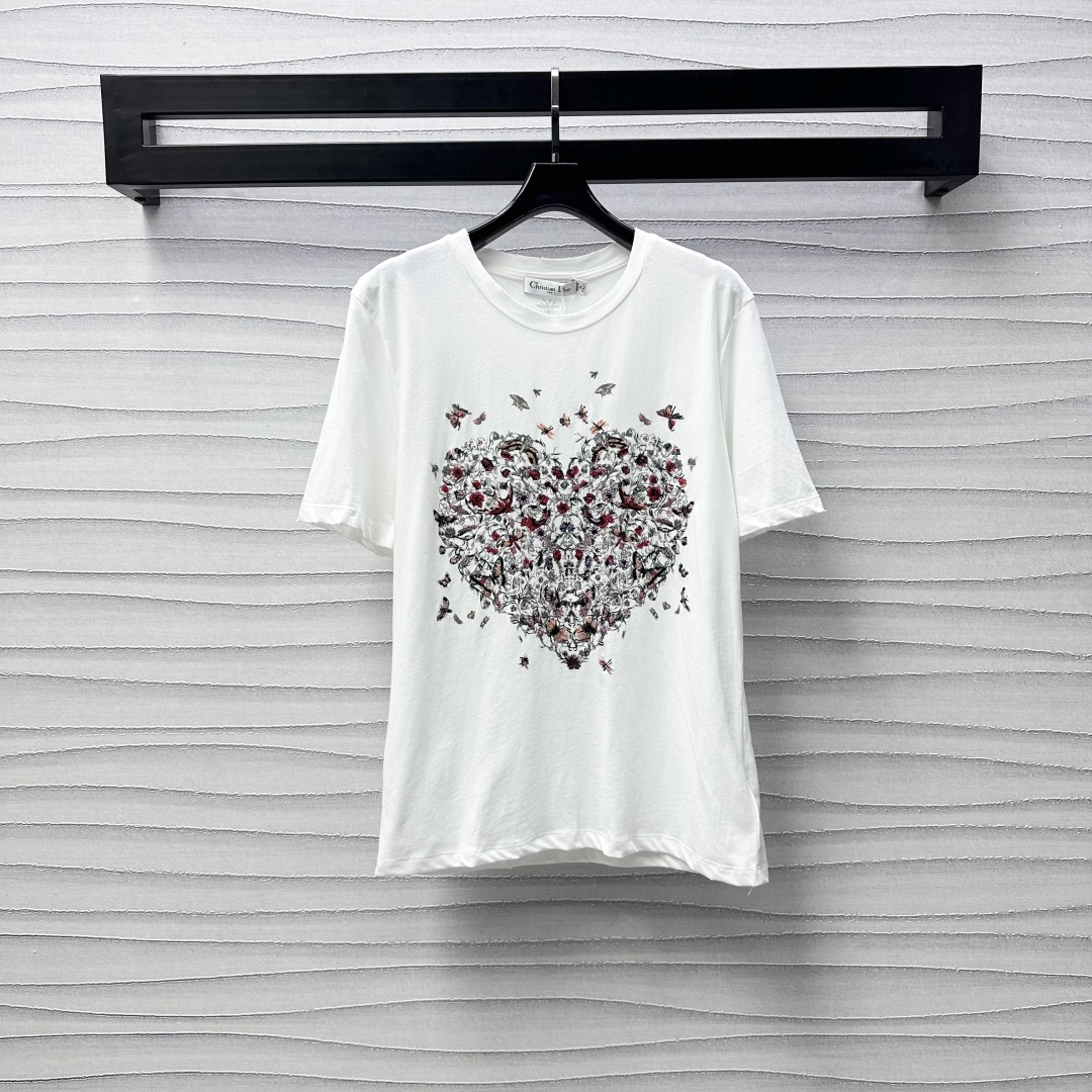 NO:313800,Dio*2025 new product is available on the shelves of round neck love short sleeves custom YB imported cotton material breathable and comfortable, gram-weight pure cotton elastic texture, full of flowers, birds, butterflies pattern embellishment, arrangement and combination into love pattern, adding layered shape, matching with the back neckline CD bee embroidered logo, highlighting the brand tone, surface auxiliary material development, regular short-sleeved T-shirt cut, simple and versatile and fashionable, single wear, very brilliant and fashionable, high-end version,,dior,T-shirt,tees,t-shirt,alexander wang19860909Dio*2025新品上架圆领爱心短袖定制YB进口全棉材质 透气舒适 克重纯棉弹力质感 胸前满铺花鸟蝴蝶图案点缀 排列组合成爱心图样 增添造型层次感 配合后领口CD蜜蜂刺绣徽标 彰显品牌调性 面辅料开发 常规短袖T恤剪裁 简约百搭时髦洋气 单穿内搭都很出彩时髦  高版本,,dior,T-shirt,tees，t-shirt,alexander wang,Women's clothing