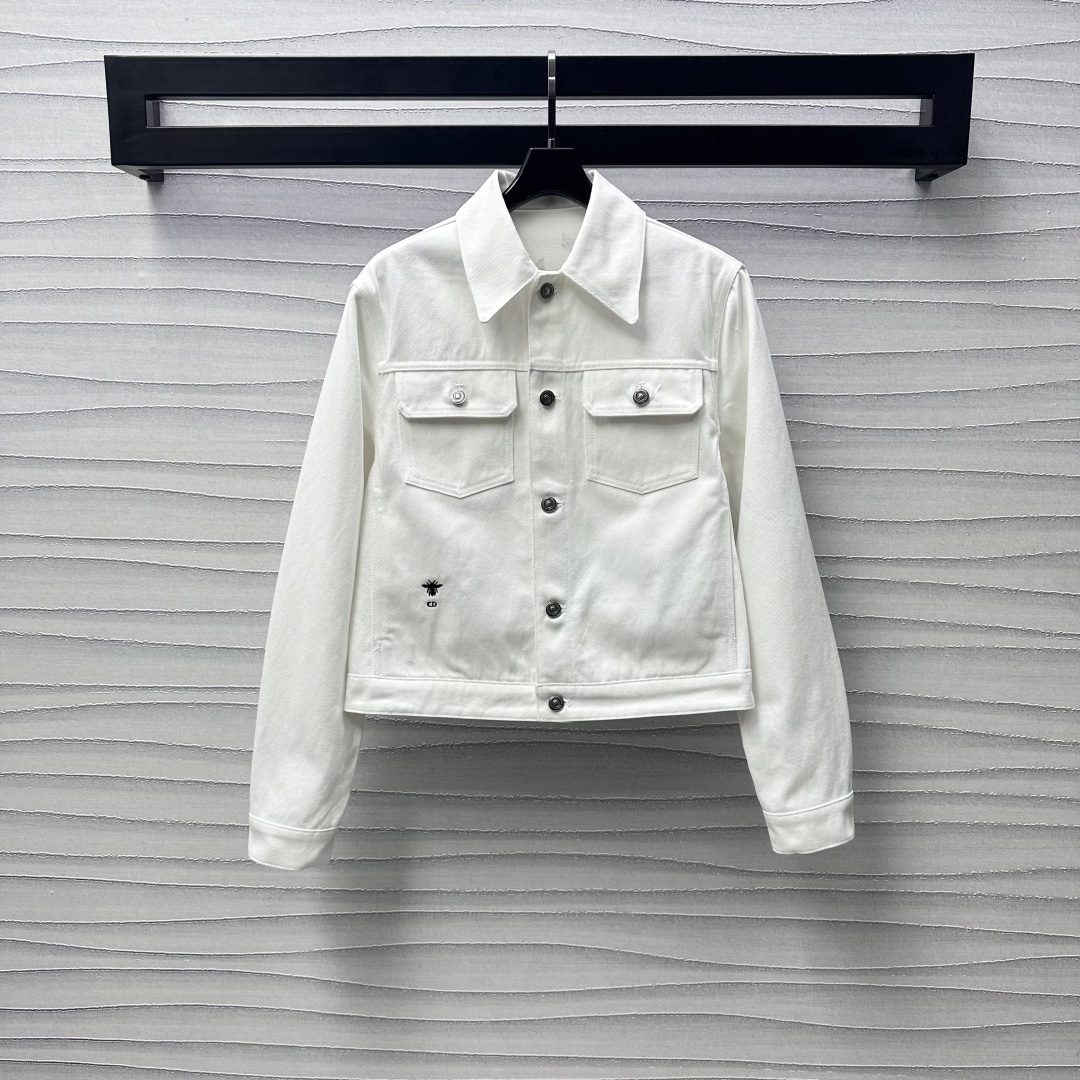 NO:313806,Dio*2025 new product is on the shelves of love denim jackets. Customized YB imported twill cotton denim material. Multi-washed and crispy. The chest is decorated with flip pockets and a bee embroidered logo on the waist. It highlights the brand tone. The back is hidden mystery. The pattern of flowers, birds and butterflies are decorated with arrangements and combinations to form love patterns. The complexity creates a romantic and psychedelic style. Full of personality and creativity. The surface accessories are developed. Regular jacket tailoring. The exterior is fashionable in early spring. High-end version,,dior, jackets & coats, jackets & coats, alexander wang19860909Dio*2025新品上架爱心牛仔外套定制YB进口斜纹棉牛仔材质 多重水洗挺括 胸前饰以翻盖口袋搭配腰间CD蜜蜂刺绣徽标点缀 彰显品牌调性 后背暗藏玄机 满铺花鸟蝴蝶图案点缀 排列组合成爱心图样 纷繁复杂打造浪漫迷幻风格 个性创意十足 面辅料开发 常规夹克外套剪裁 早春外搭出彩时髦  高版本,,dior,jackets & coats,jackets & coats,alexander wang,Women's clothing