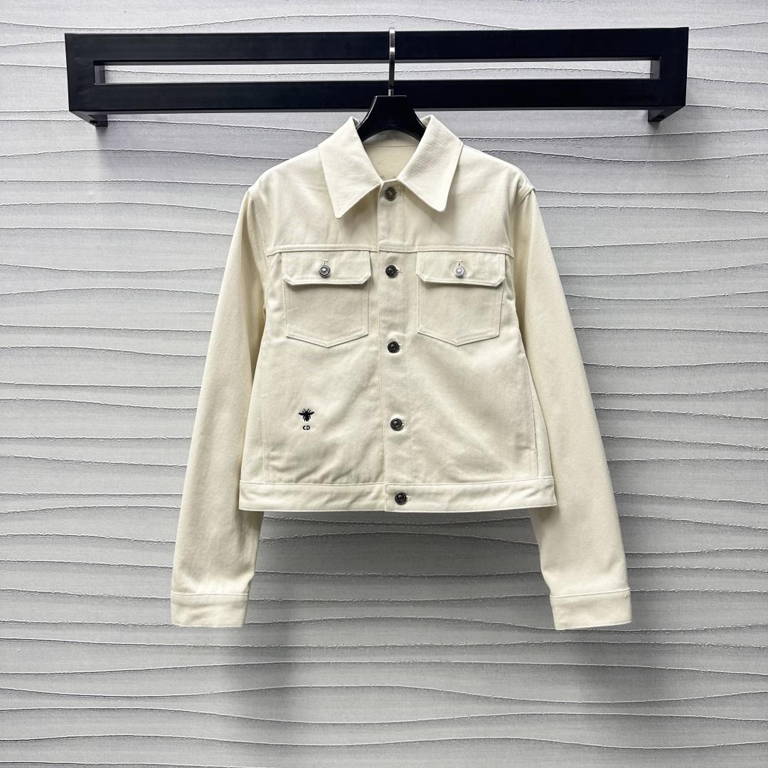 NO:313793,Dio*2025 new product is on the shelves of the heavy industry embroidered denim jacket customized YB imported twill cotton denim material. Multi-washed and crispy chest decoration is decorated with flip pockets and bee embroidered on the waist CD bee embroidery logo to highlight the brand tone. The back is hidden mystery. Heavy industry embroidery scattered pattern galaxy universe elements. The complexity creates a romantic and psychedelic style. Full of personality and creativity. The development of facial accessories. Regular jacket tailoring. The exterior is fashionable in early spring. High-end version,,dior,jackets & coats,jackets & coats,alexander wang19860909Dio*2025新品上架重工刺绣牛仔外套定制YB进口斜纹棉牛仔材质 多重水洗挺括 胸前饰以翻盖口袋搭配腰间CD蜜蜂刺绣徽标点缀 彰显品牌调性 后背暗藏玄机 重工刺绣散射状图案星系宇宙元素 纷繁复杂打造浪漫迷幻风格 个性创意十足 面辅料开发 常规夹克外套剪裁 早春外搭出彩时髦  高版本,,dior,jackets & coats,jackets & coats,alexander wang,Women's clothing